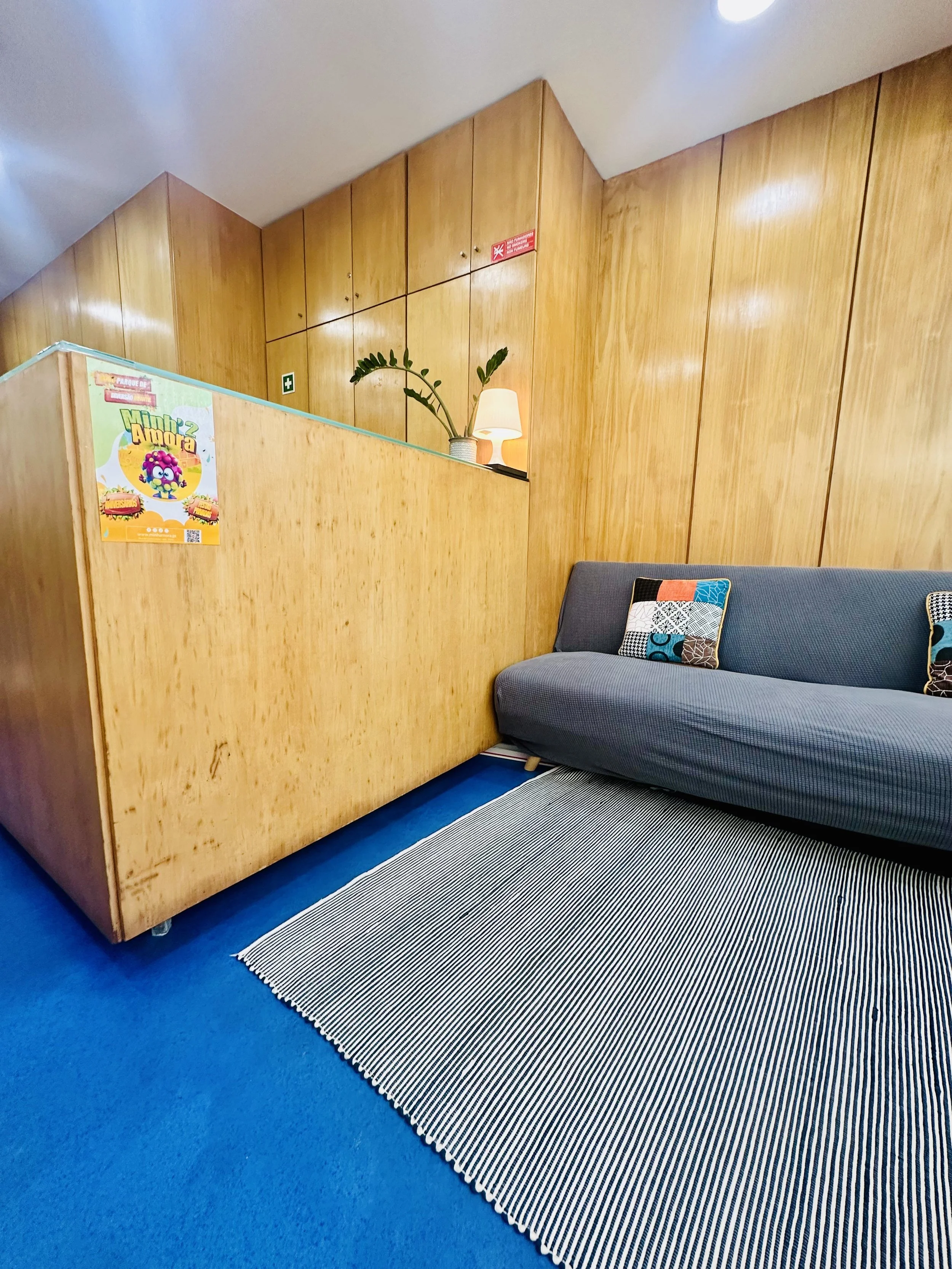 Zona de descanso para pais e convidados no parque infantil indoor Minh’Amora Fun Park 2 no Porto