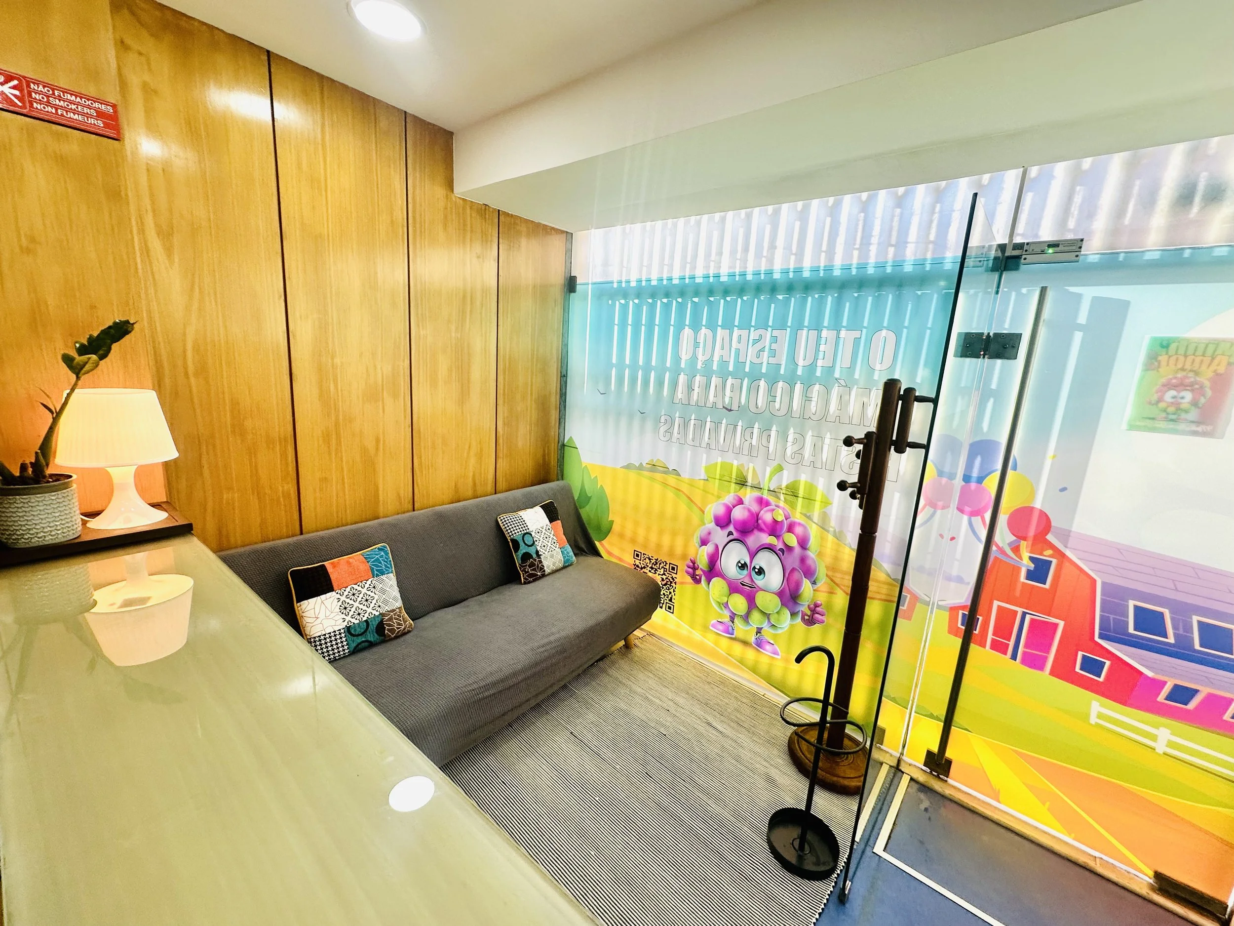 Zona lounge para pais e convidados no parque infantil indoor Minh’Amora Fun Park 2 no Porto