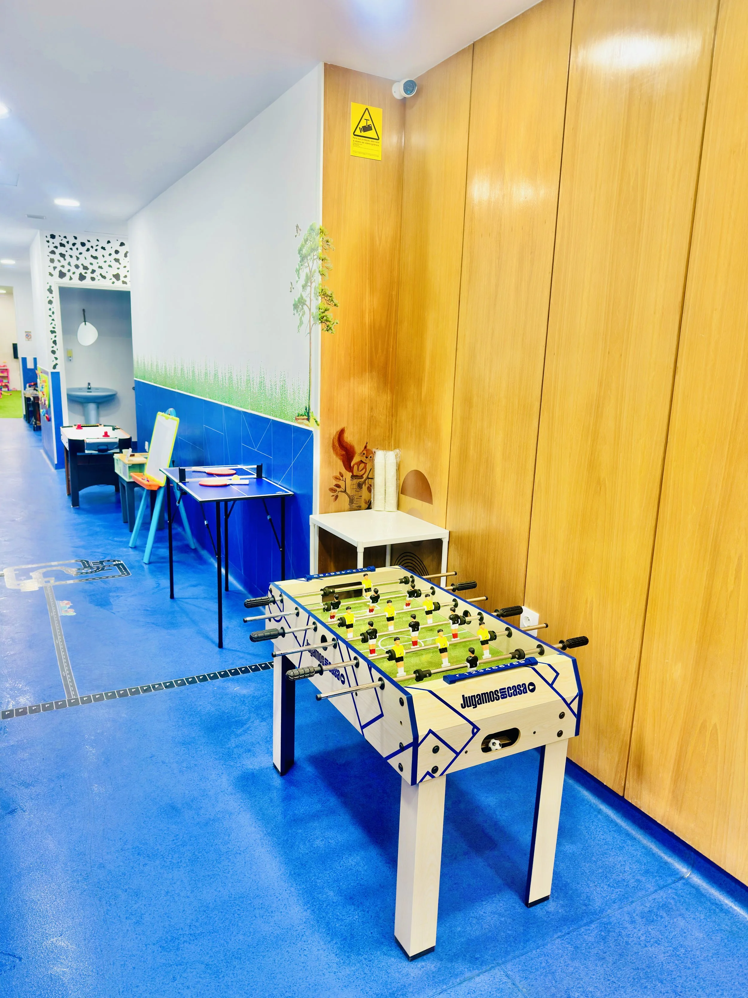 Zona de jogos lúdicos com matraquilhos no corredor de atividades do Minh’Amora Fun Park 2 no Porto