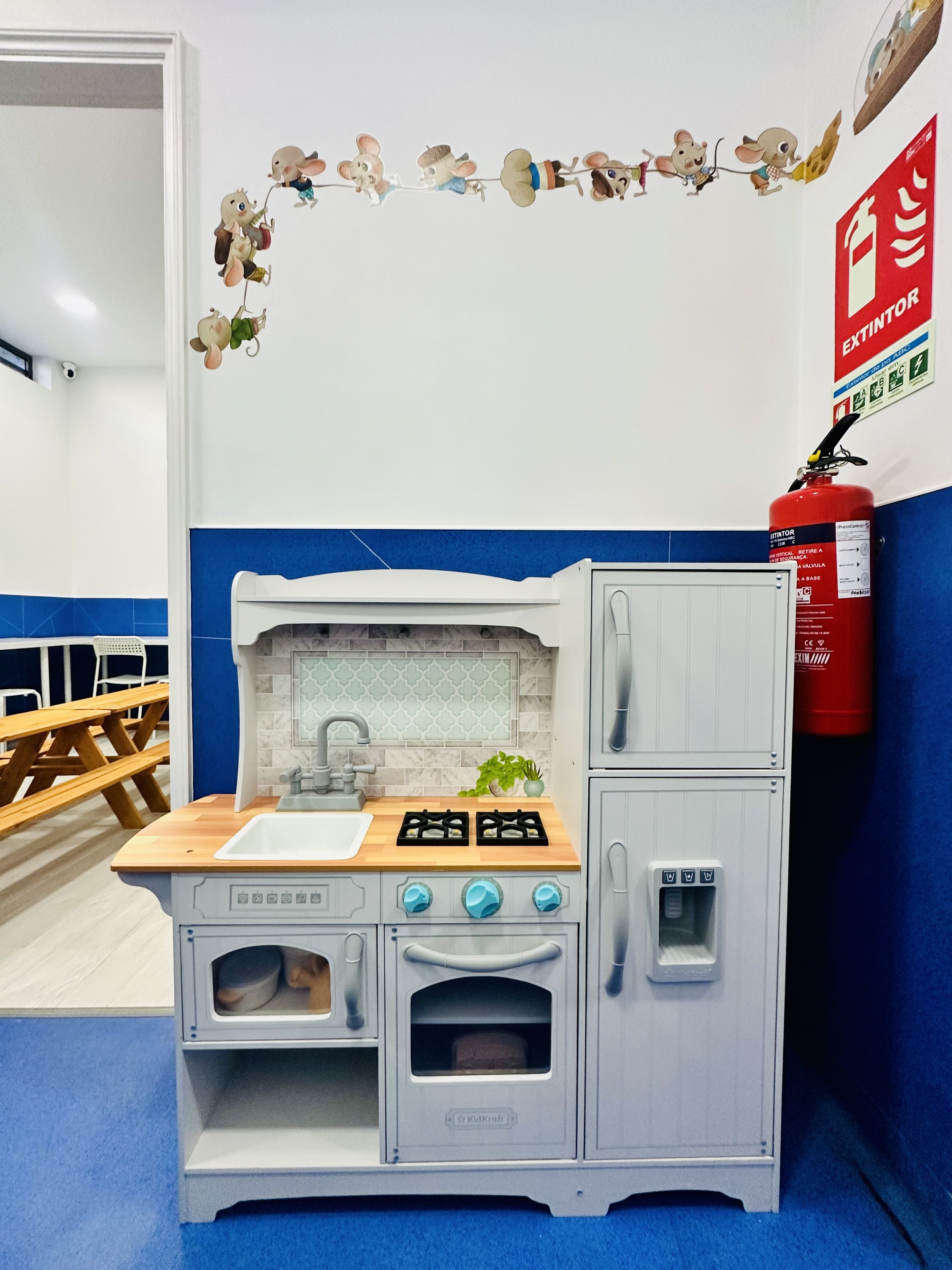 Cozinha infantil de faz-de-conta para brincadeiras simbólicas no Minh’Amora Fun Park 2 no Porto