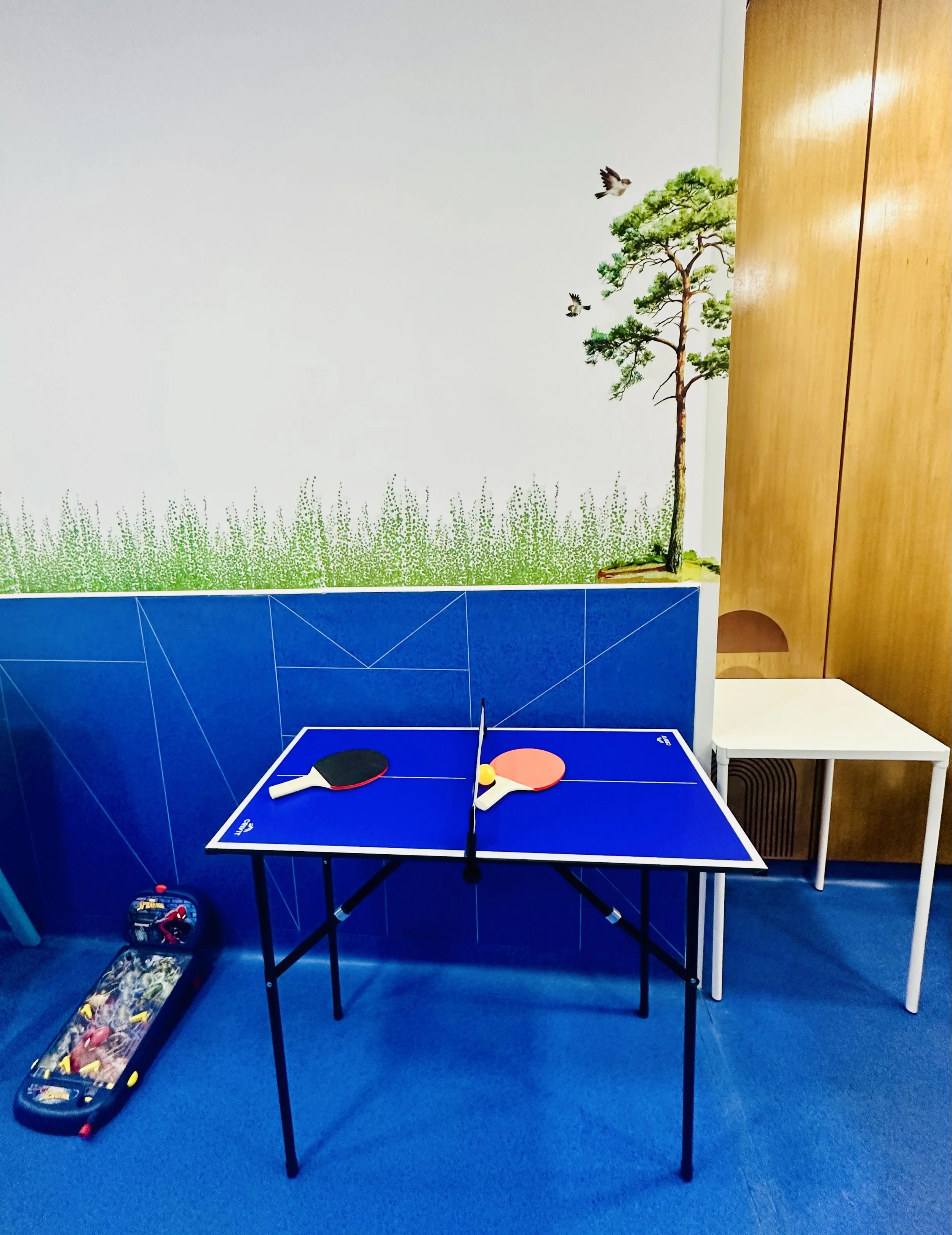 Área de jogos recreativos com mesa de ping-pong no Minh’Amora Fun Park 2 no Porto