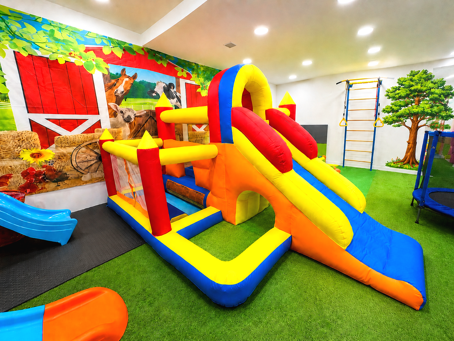 Insuflável em formato de castelo na sala de brincadeiras do Minh’Amora Fun Park 2, parque infantil indoor para festas de aniversário no Porto.