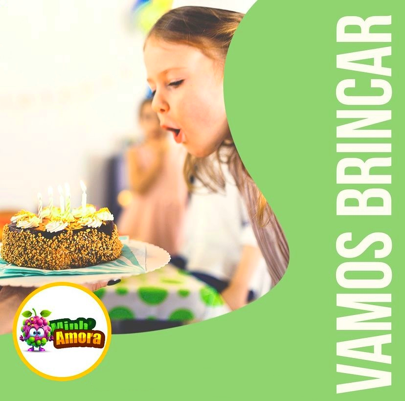 Criança a soprar velas num bolo de aniversário numa festa infantil no Minh’Amora Fun Park no Porto