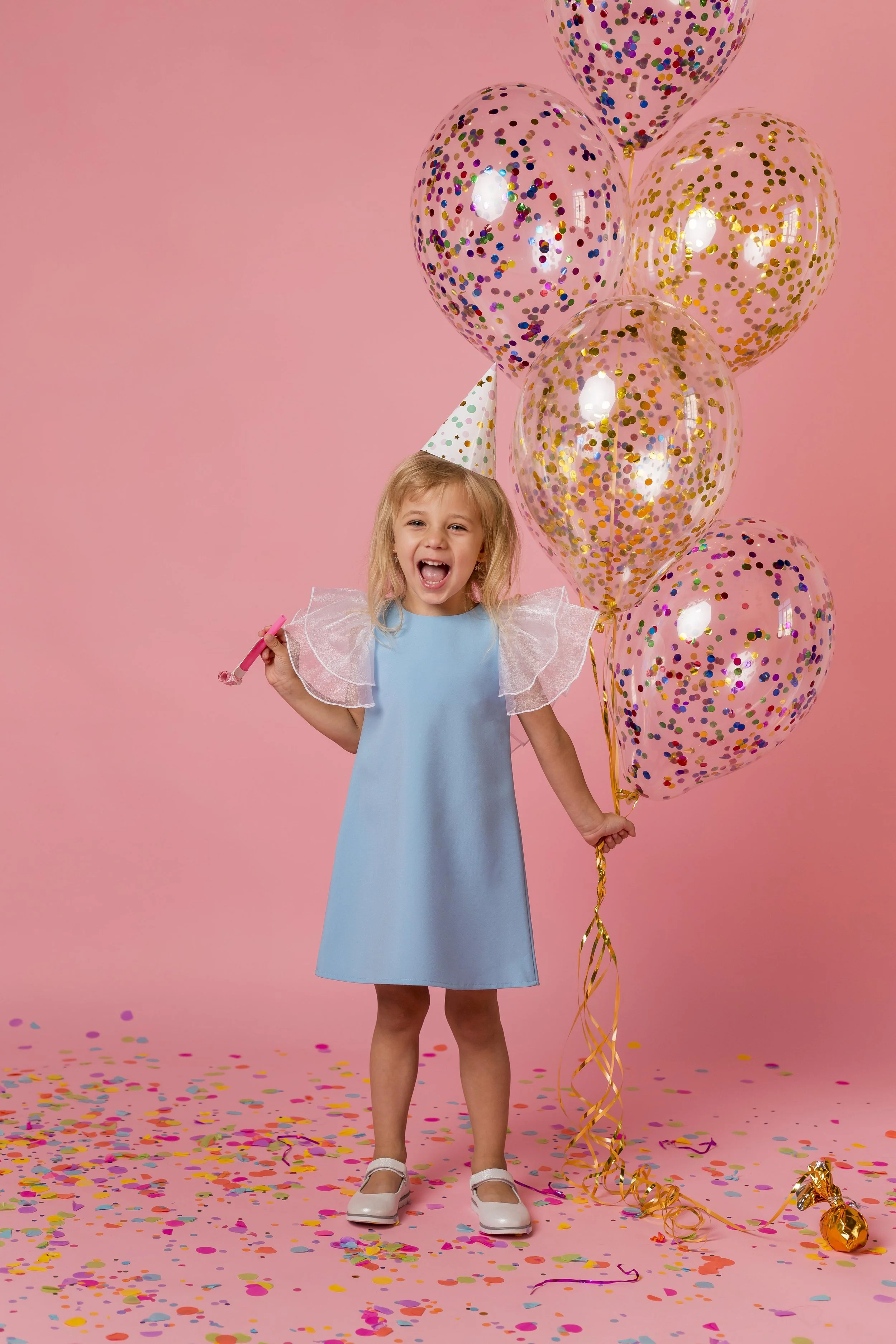 Criança feliz com balões numa festa de aniversário infantil no Minh’Amora Fun Park 1 no Porto