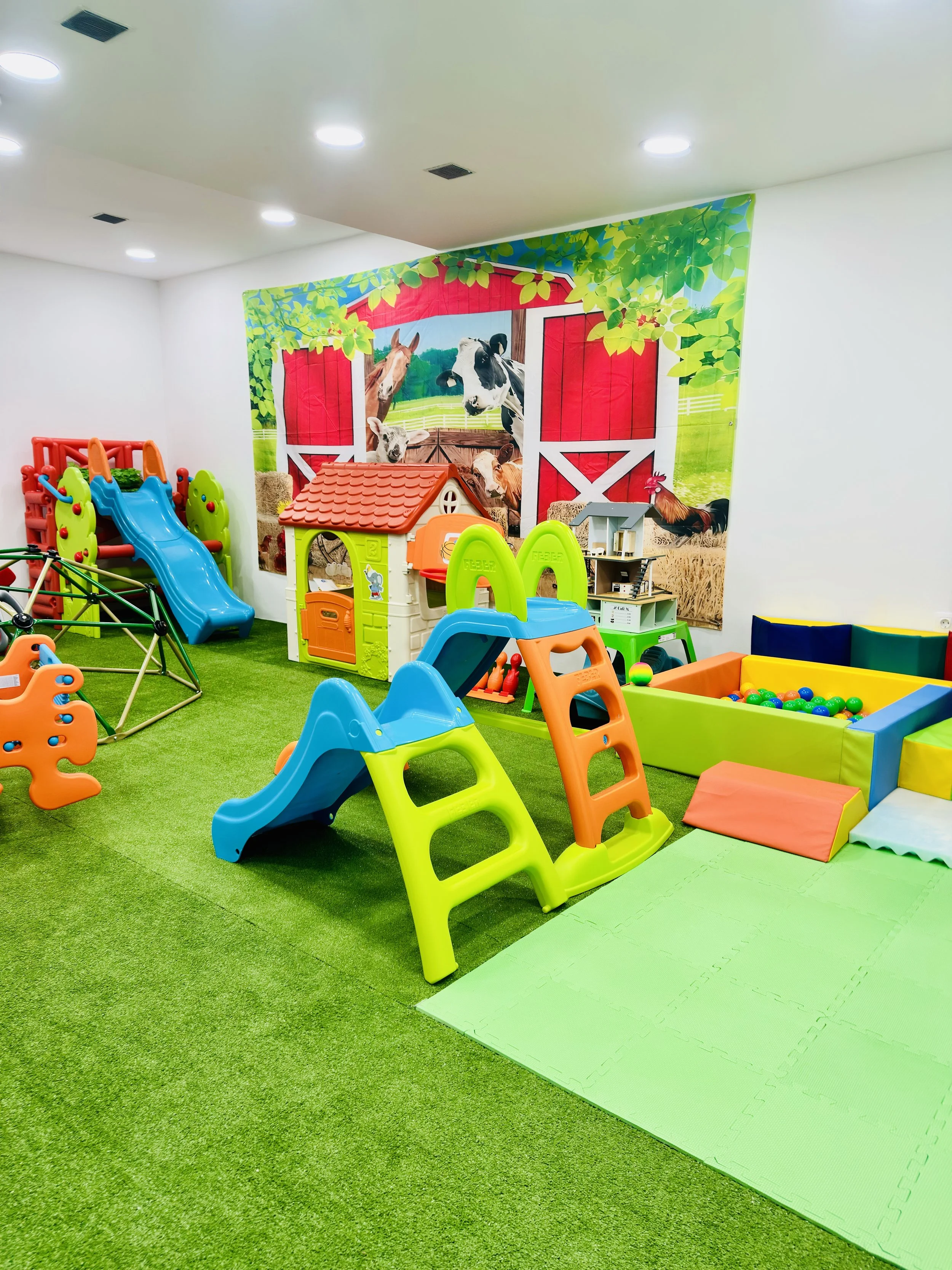 Escorrega e casinha de brincar no parque infantil indoor Minh’Amora Fun Park 2 no Porto