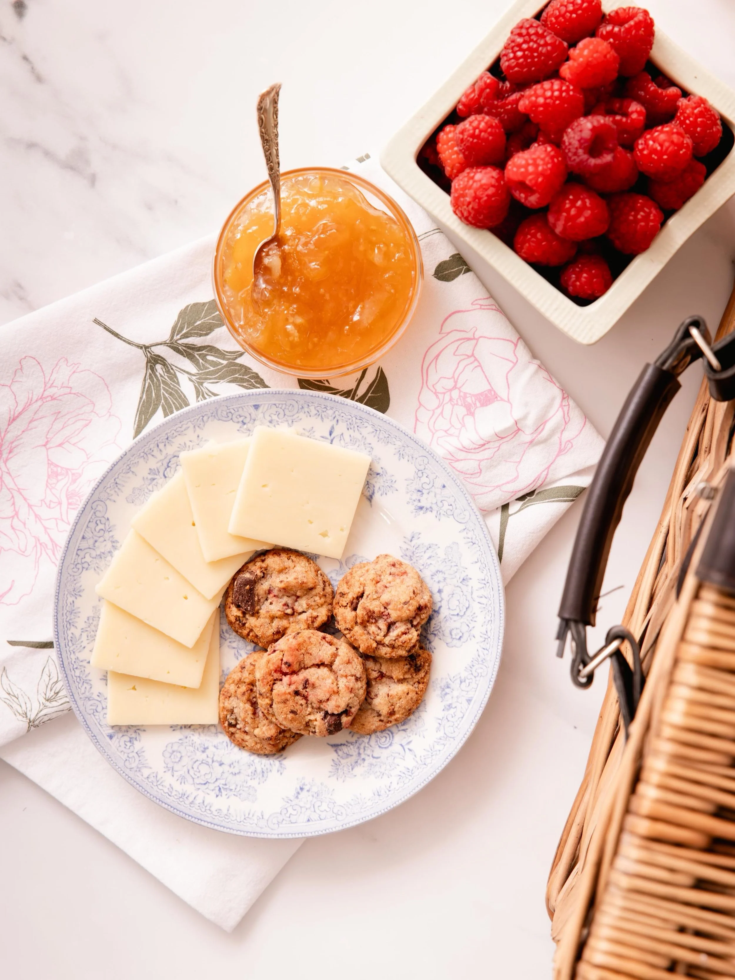 Create sweet little summer moments! What would be in your picnic basket? 

#thoughtfulgifts #foodgifts #thoughtfulgifting #summerpicnic