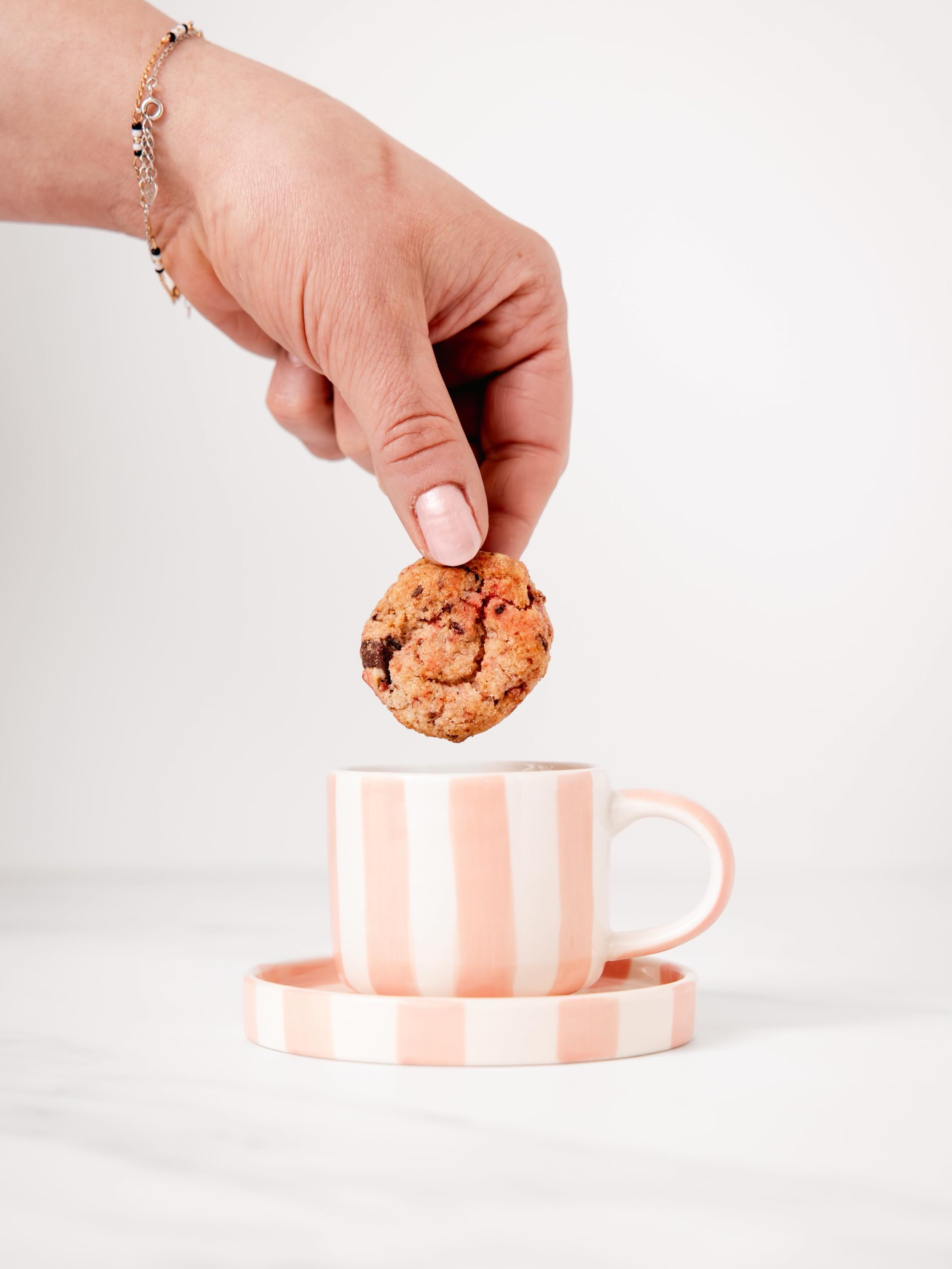 What are you dunking your mini cookies in to create your own sweet little moment? 

#thoughtfulgifting #thoughtfulgifts #foodgifts #minicookies #sweetmoments