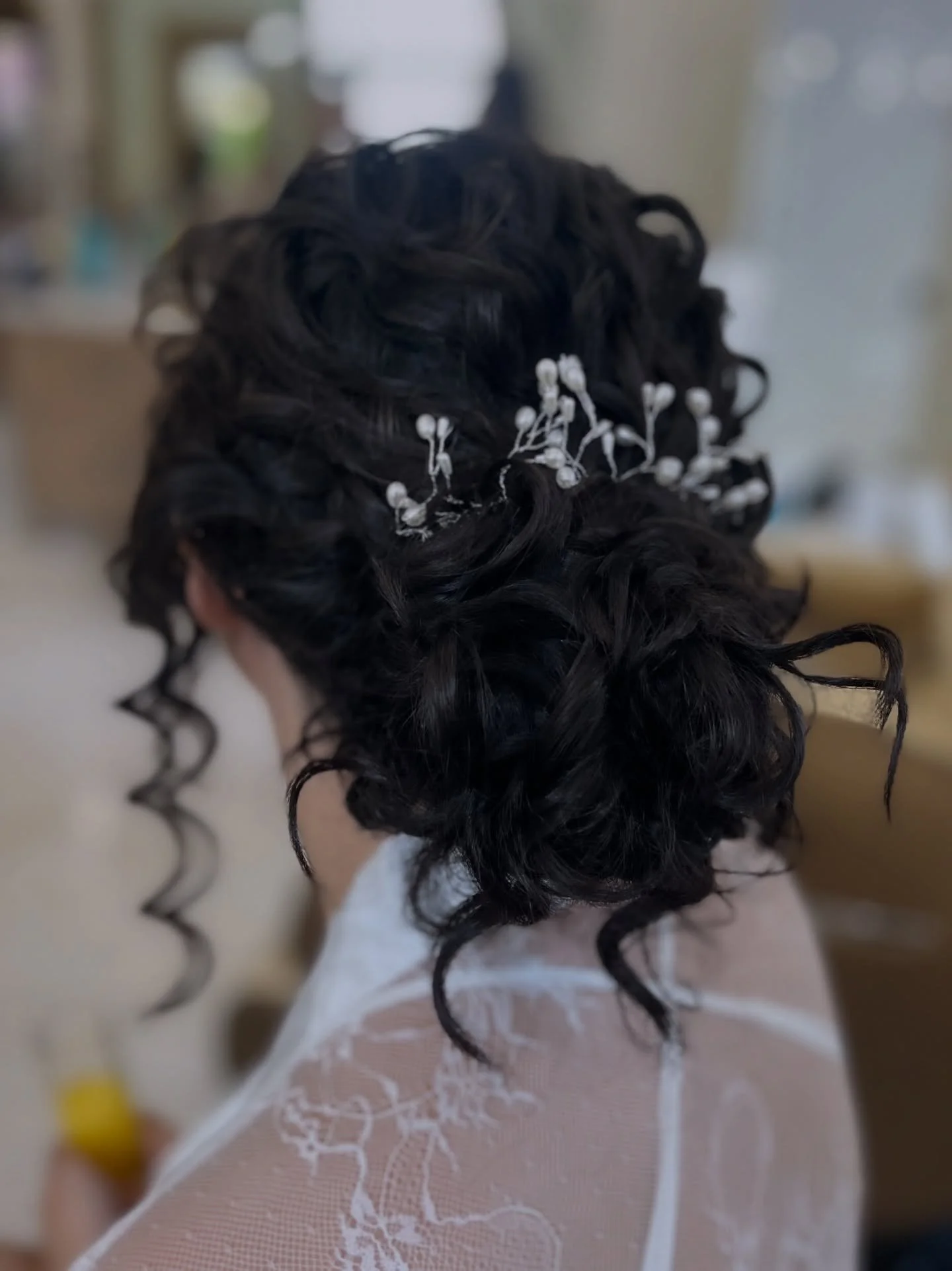 💍✨ Bridal Hair Updos 101: How to Prep Your Dream Inspo ✨💍

We love when brides bring hair inspo pics! It helps us see your vision. But the secret to a flawless updo is making sure your inspo matches your hair type and wedding vibe. Here&rsquo;s wha