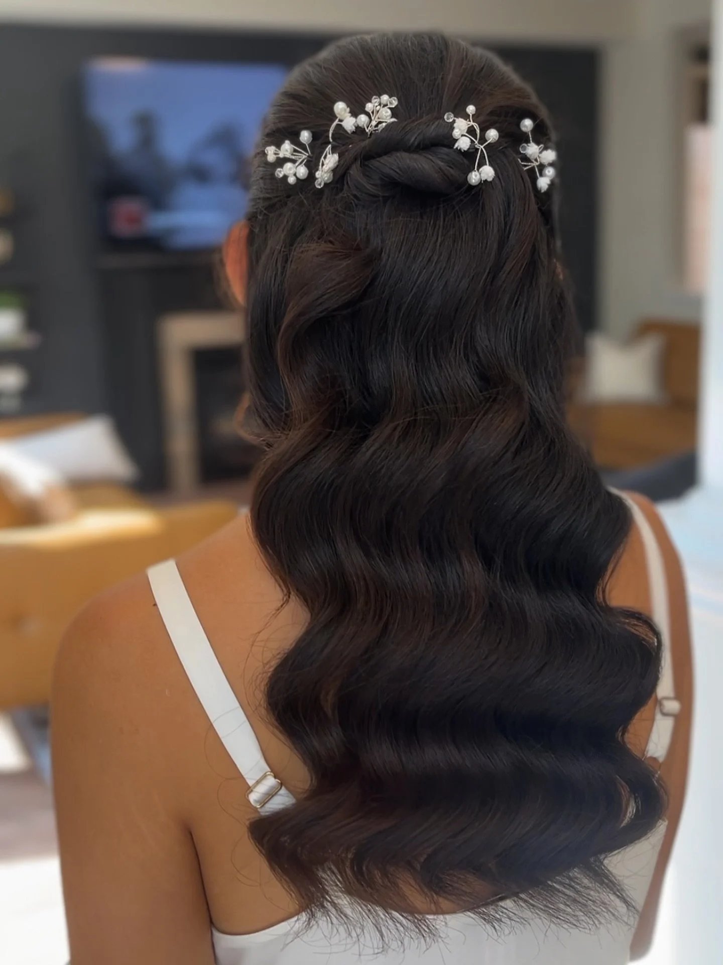 A half up half down with soft waves just hits different 😮&zwj;💨😮&zwj;💨.

Our brides asked for: updos, boho buns, low buns, Hollywood waves, half up half down, soft beach waves 🌊 

If any of these are on your inspos, we got you! 

We are booking 