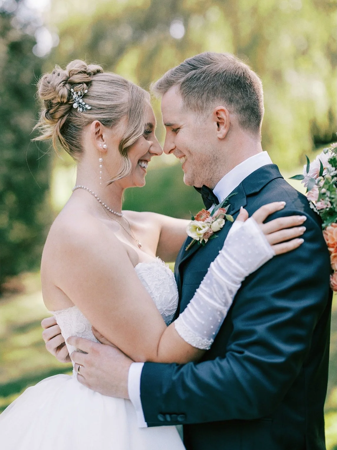 A little fall wedding throwback with subtle Bridgerton vibes 🍁✨

Set against a warm fall backdrop, B&rsquo;s wedding day was all about timeless romance and soft elegance. She chose a textured updo that highlighted the length of her hair while keepin