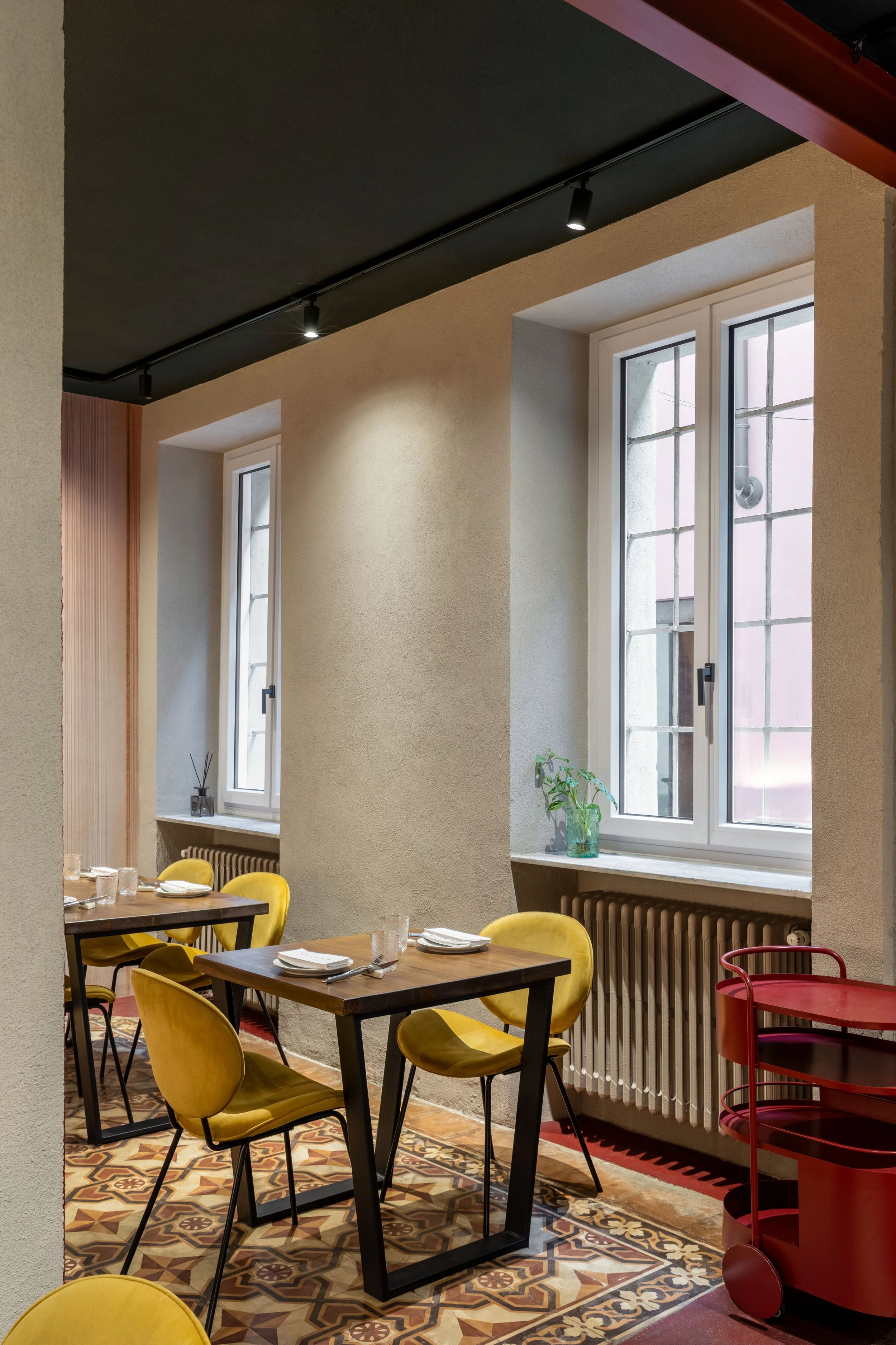 seconda sala con arredi su misura e recupero pavimento originale in cementine dei primi anni del 900