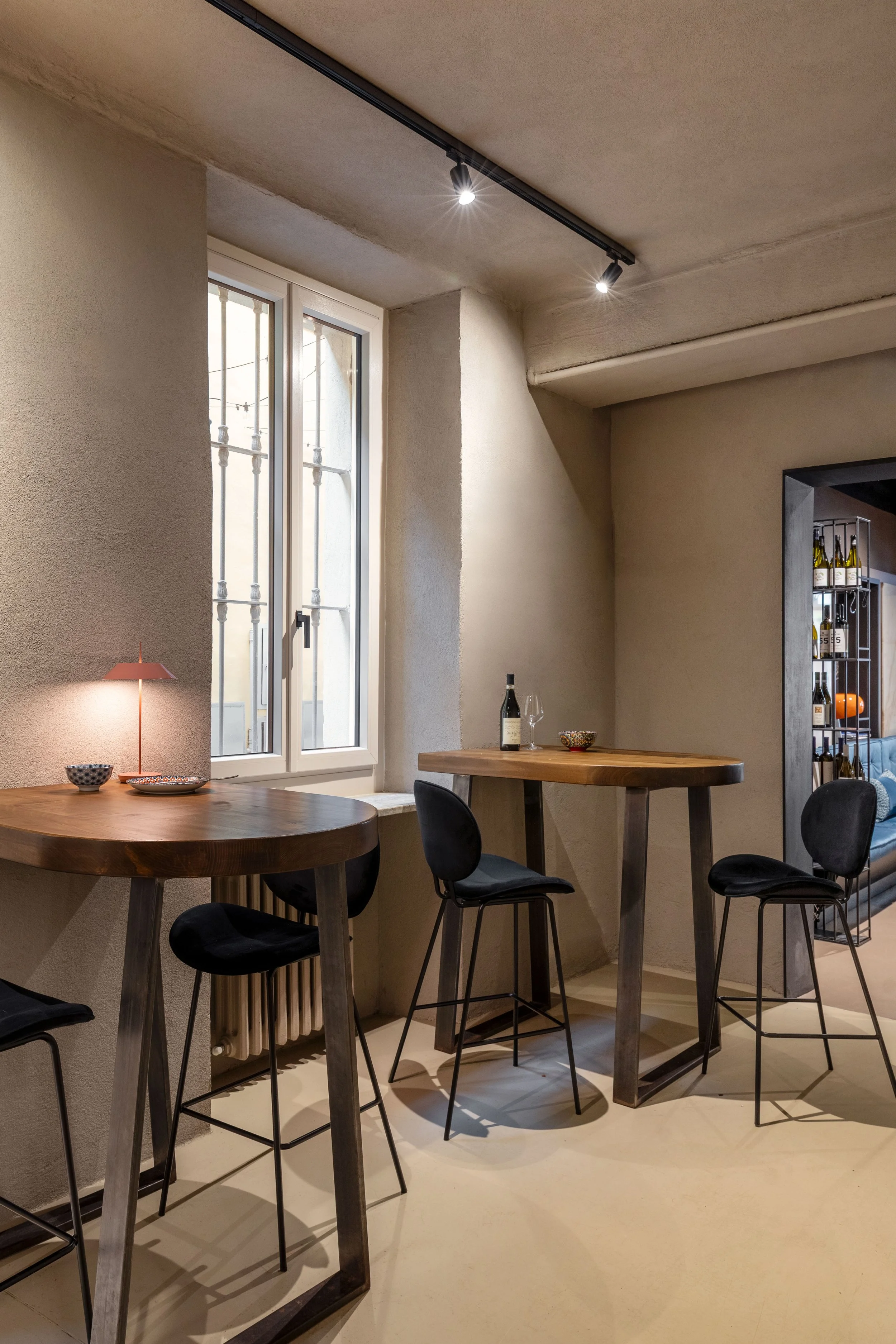 Sala con tavoli alti realizzati su misura