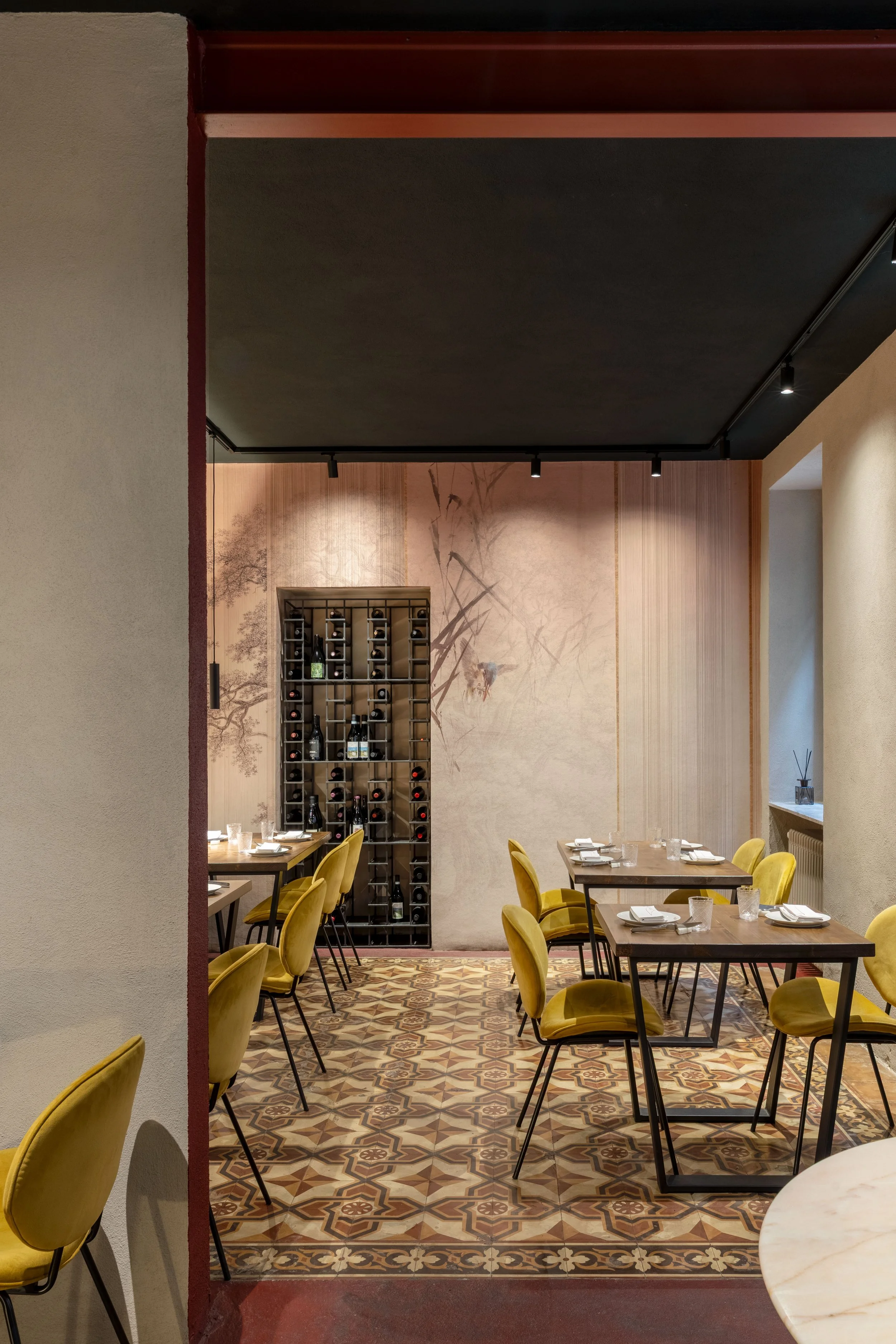 seconda sala ristorante: è stato conservato il pavimento dei primi anni 900, richiamato nei colori che lo circondano negli arredi, nelle decorazioni e nella carta da parati.