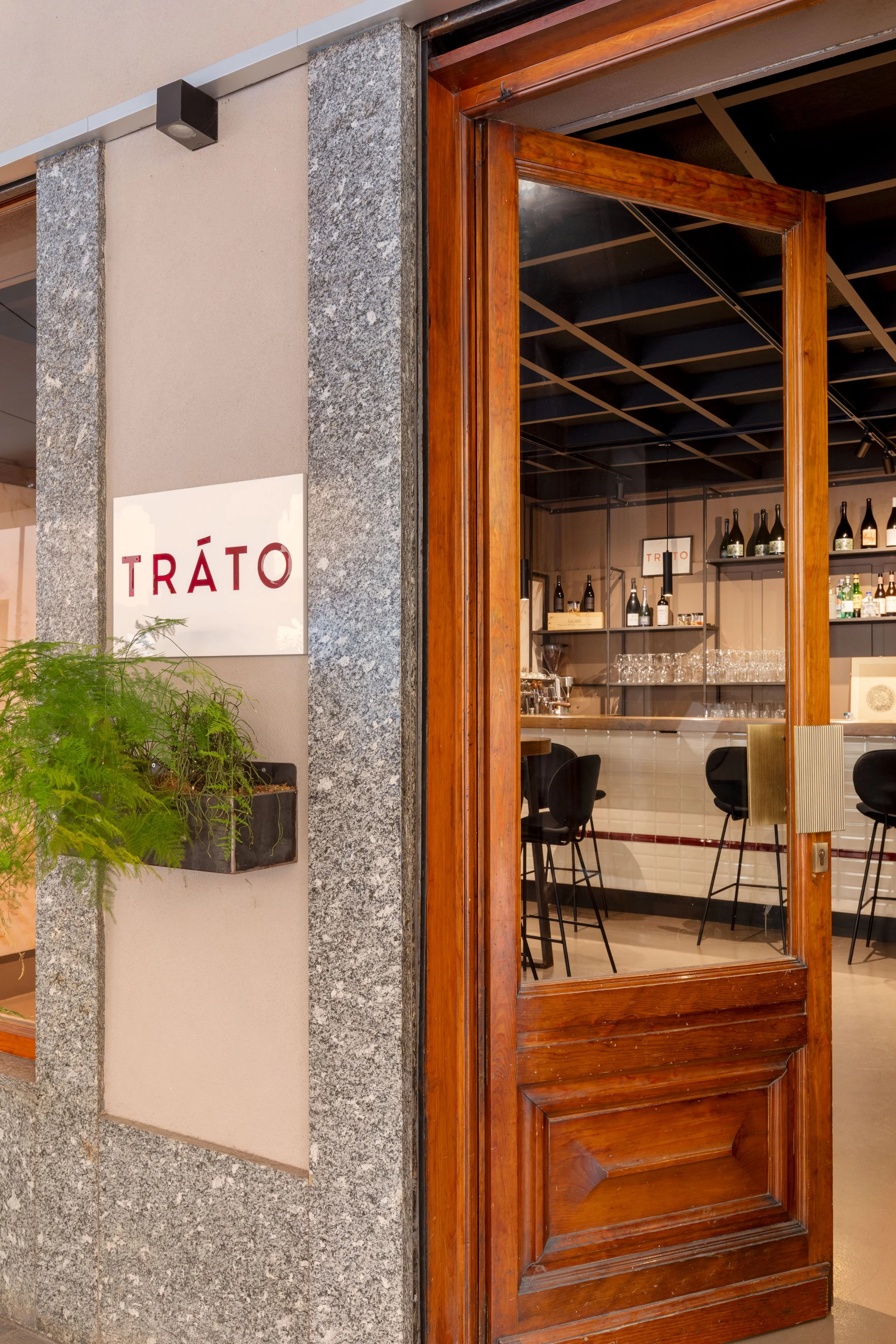 ingresso ristorante con restauro delle porte in legno originali dell'epoca dell'edificio