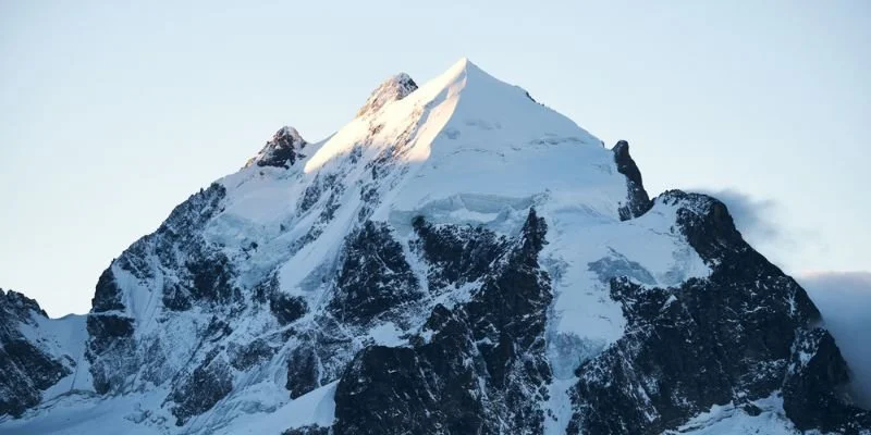 Dari Cartenz hingga Everest: Destinasi Seven Summit Dunia untuk Jiwa Petualang