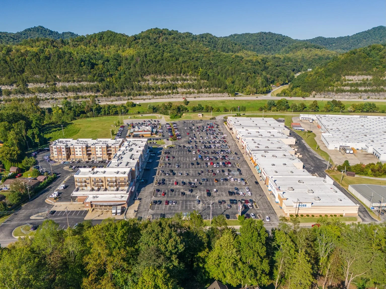 📍Pikeville, KY | Views from a recent shopping center shoot 

#pikevillleky #cre #fallfoliageweek