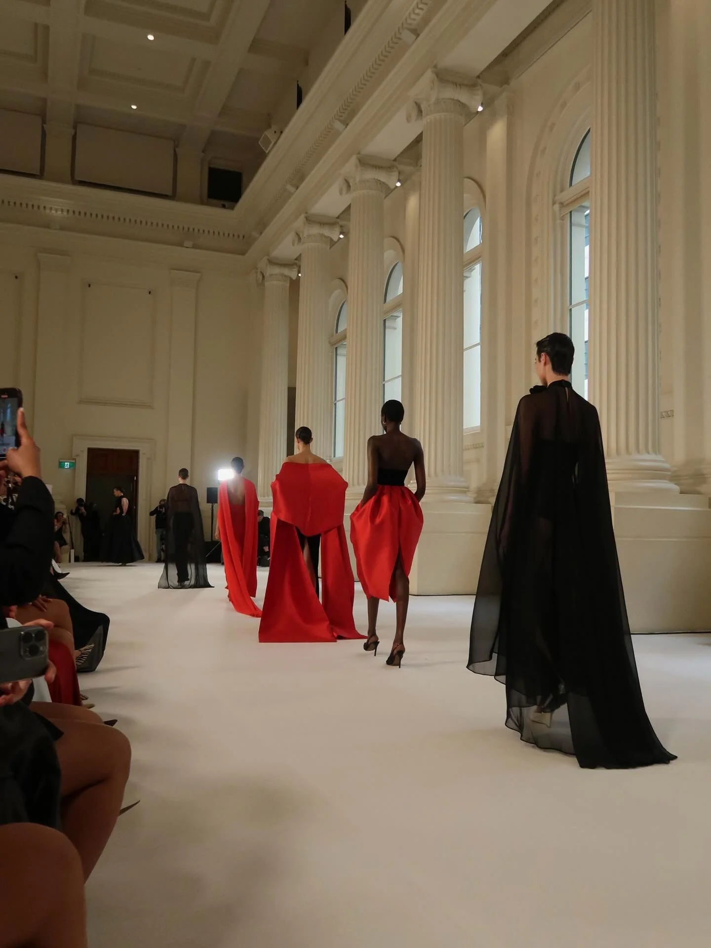 @effiekats @effiekatsofficial . - Devine. 
.
.
.
.
#runway