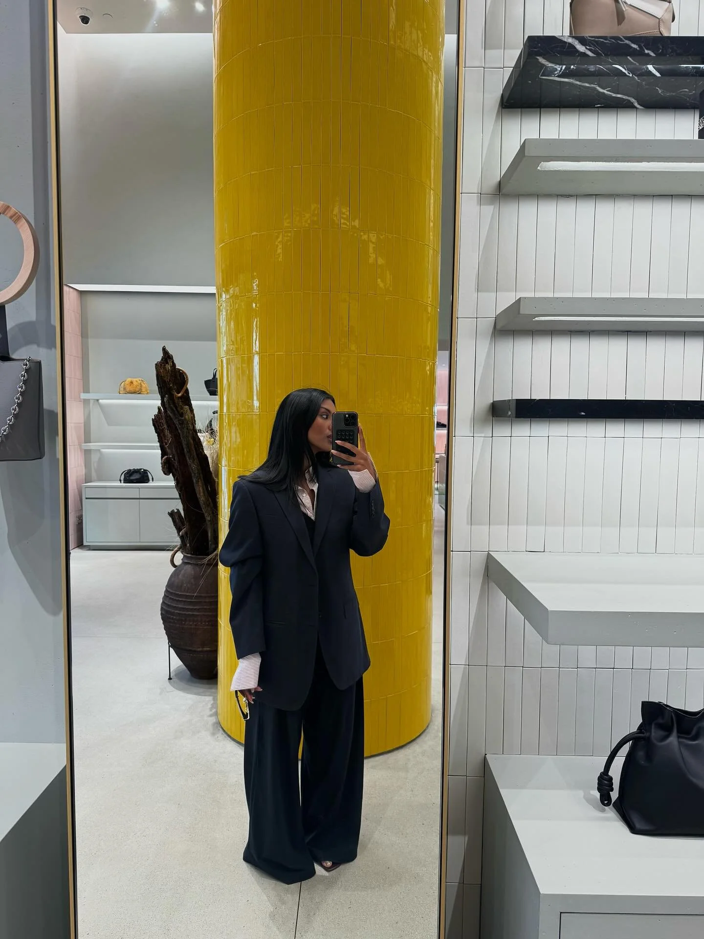 A chokehold. @loewe

.
.
.
.
#australianfashion#fashionblogger#style#luxury #outfit#ootd#springfashion#elegant#casual#everydaystyle#effortless#timeless#personalstylist#melbournepersonalstylist#navy#blazer#mode#foryou#fashionblogger#styleaddict#styled