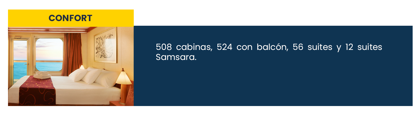 Habitación con vista al mar, cama grande con ropa de cama blanca, ventanas con vista al océano y cortinas color terracota, lámpara de noche encendida.