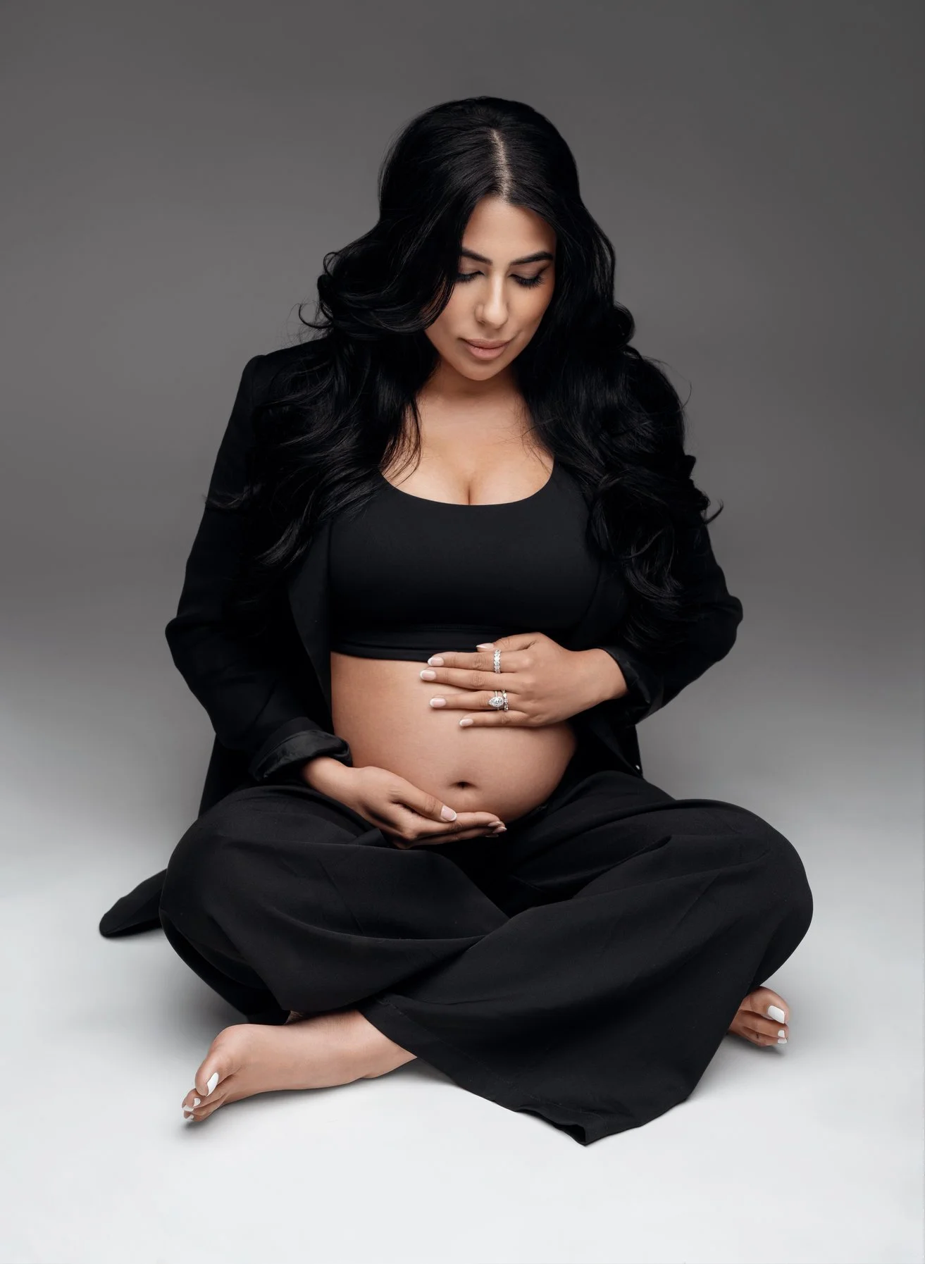 Maternity photoshoot with black outfit seated maternity in Chicago - Filaneyka photo studio