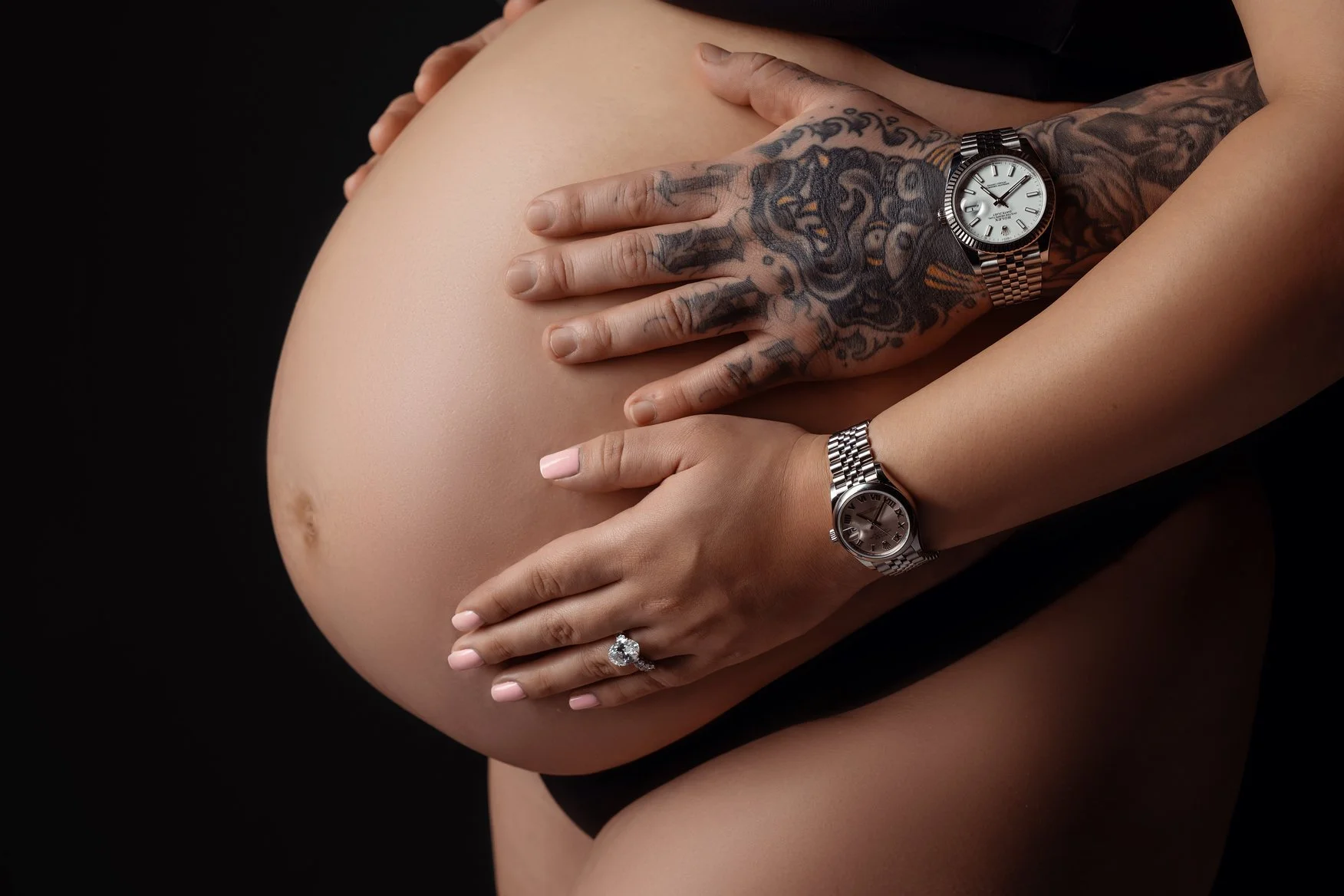 Prenatal photography session with tattooed hands on baby bump in Chicago - Filaneyka photo studio
