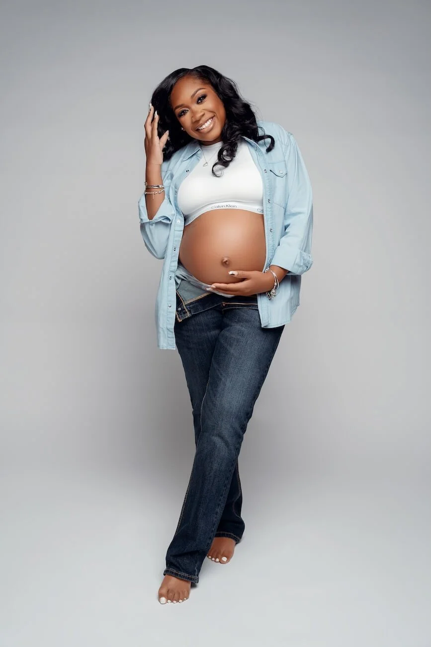 What to Wear for a Maternity Photoshoot: Top 5 Looks That Always Look Perfect