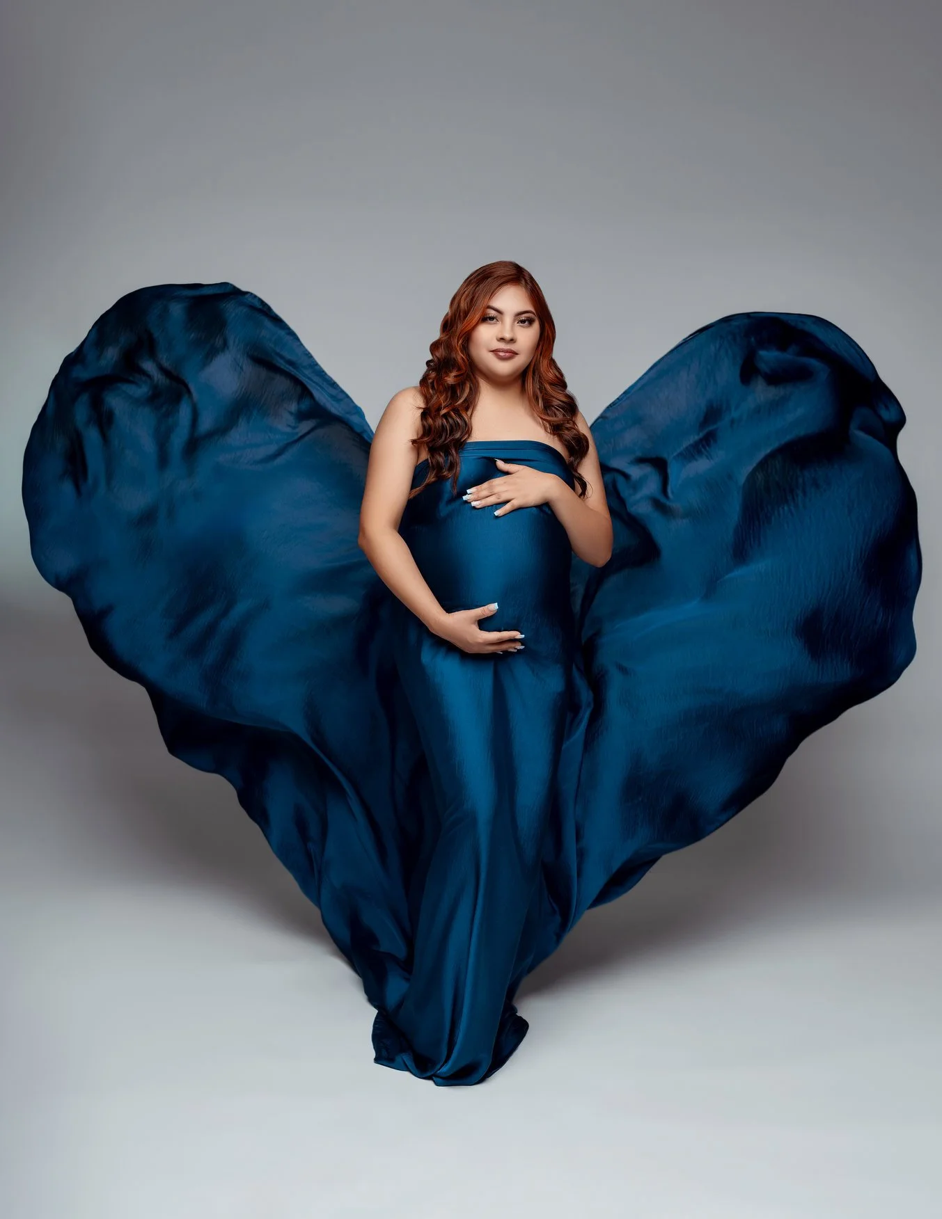 Maternity portrait session with teal heart-shaped fabric maternity portrait in Chicago - Filaneyka photo studio