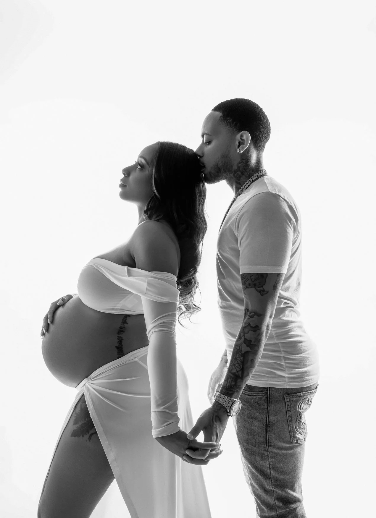 Maternity photoshoot with black and white couple profile in Chicago - Filaneyka photo studio