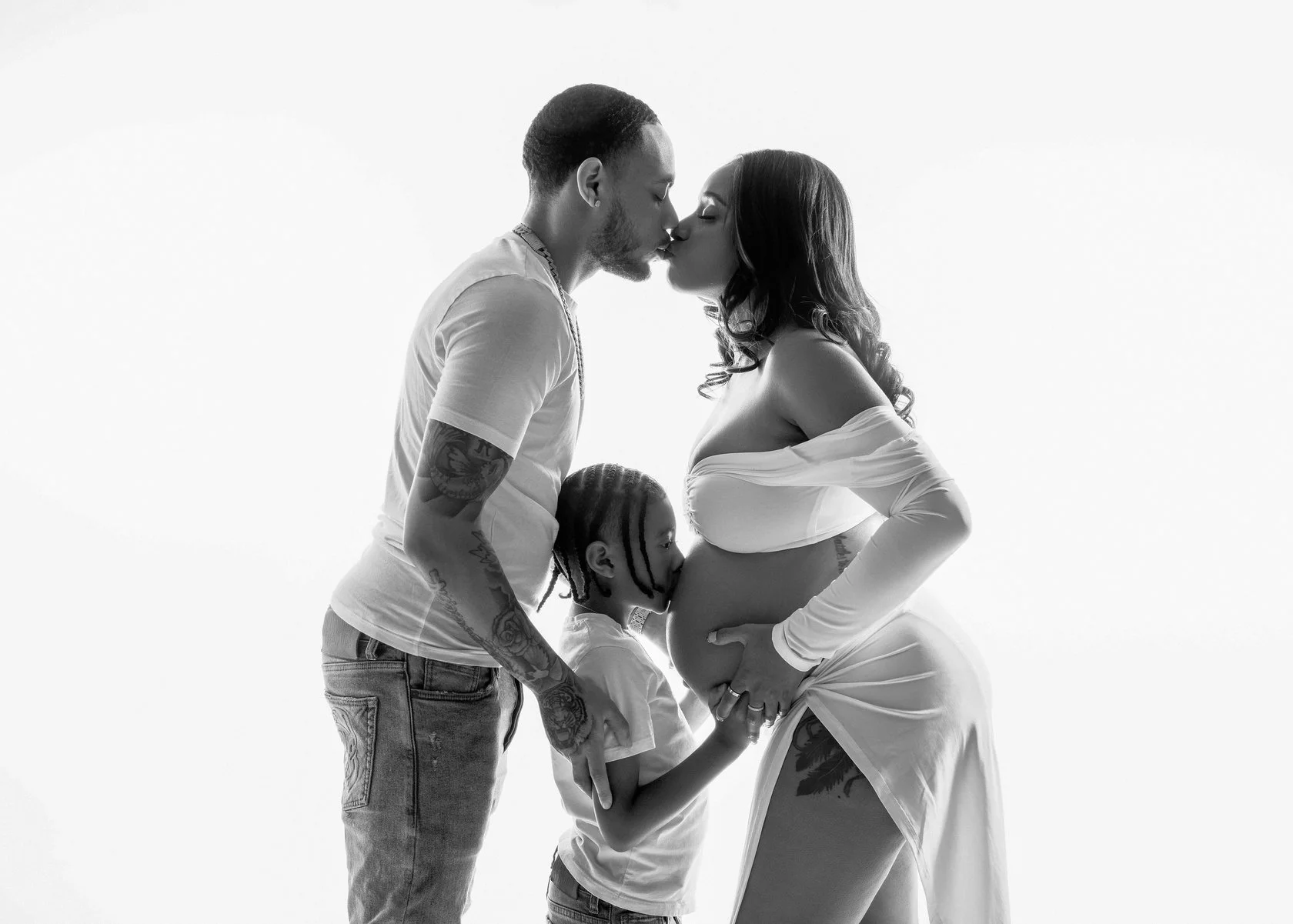 Pregnancy photography with family kiss in black and white in Chicago - Filaneyka photo studio