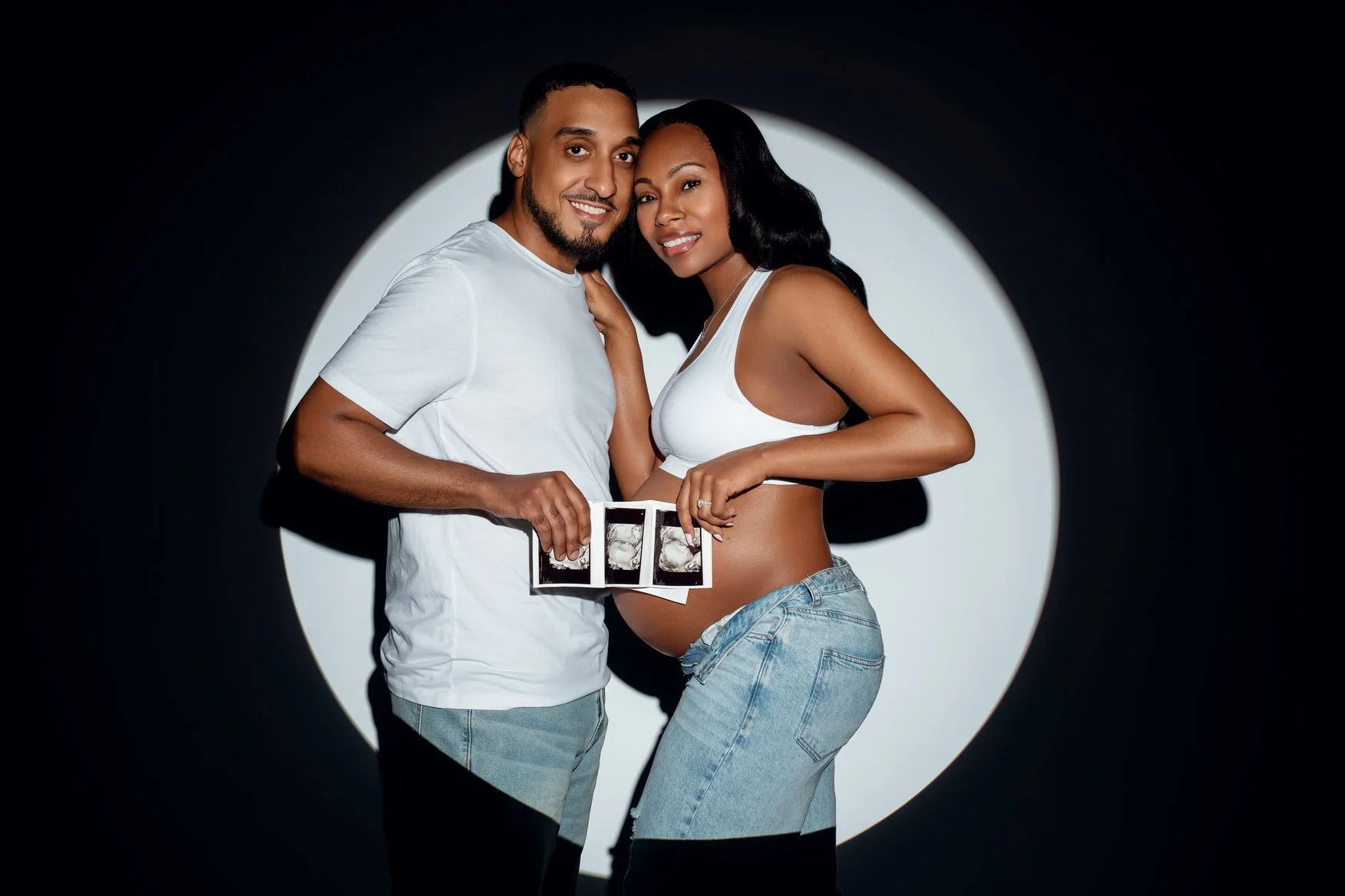 Expecting mother photoshoot with couple with ultrasound spotlight photo in Chicago - Filaneyka photo studio