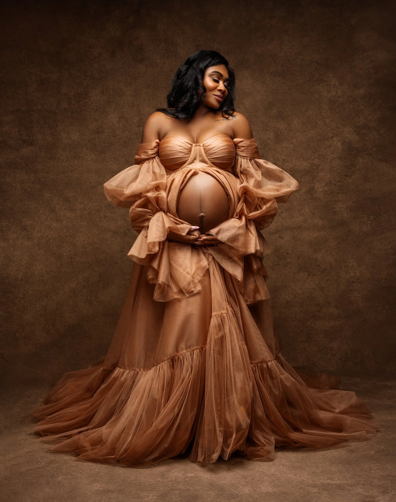 Prenatal photography session with golden tulle elegant maternity portrait in Chicago - Filaneyka photo studio