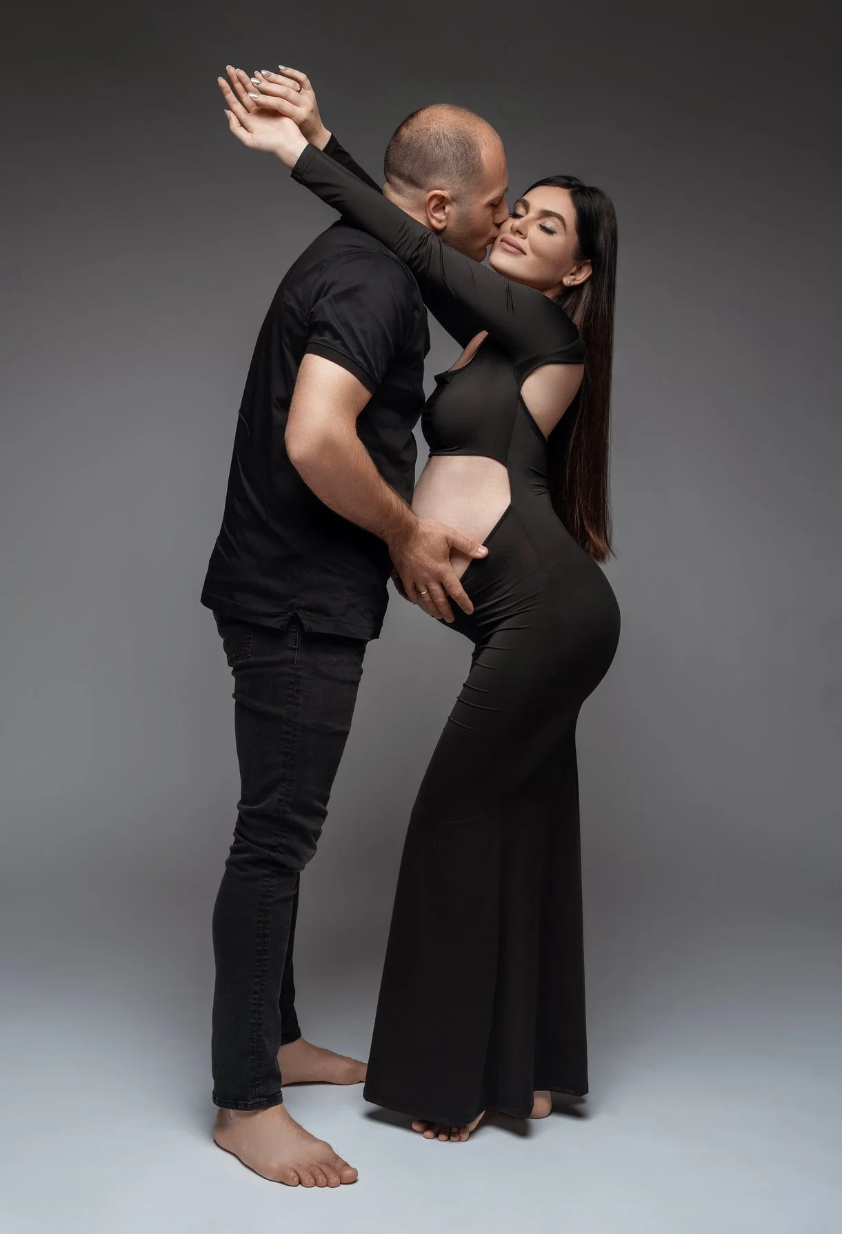 Pregnancy photography with couple dancing in black maternity dress in Chicago - Filaneyka photo studio