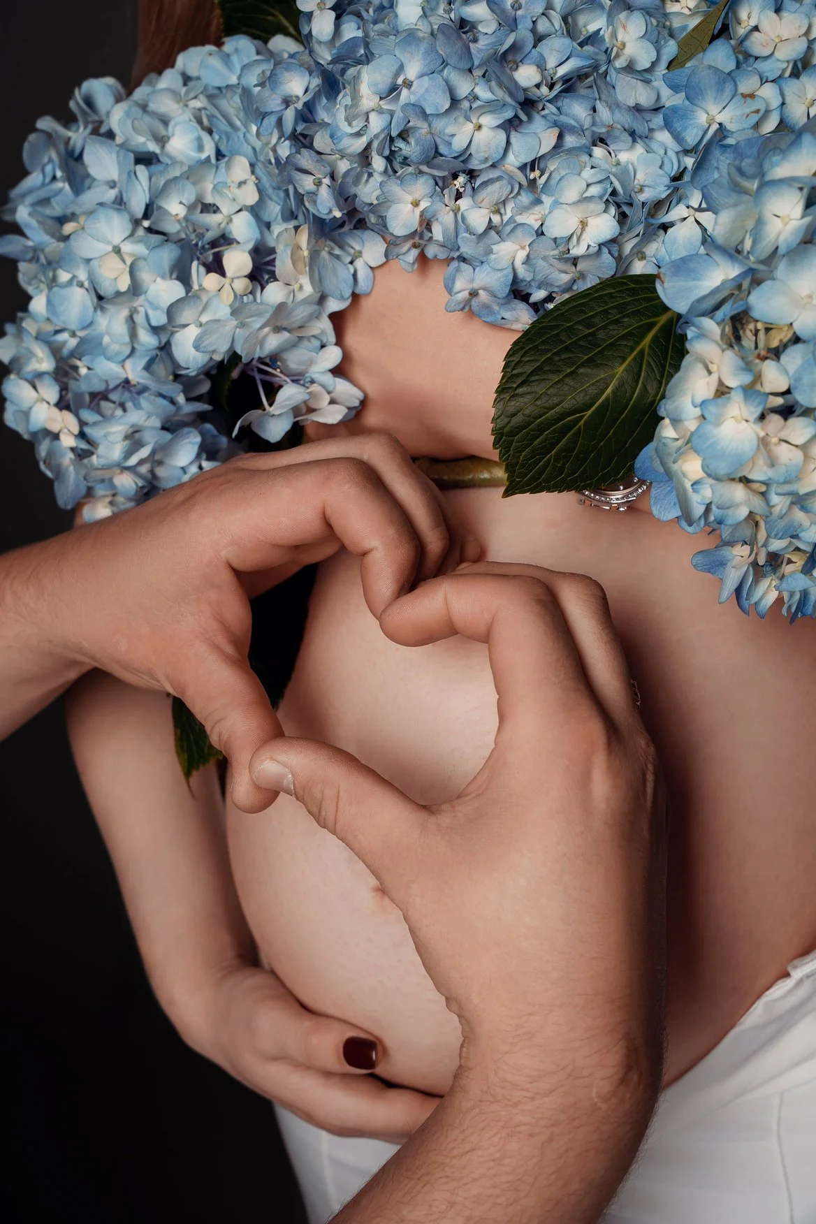 Maternity photoshoot with heart hands on bump with hydrangeas in Chicago - Filaneyka photo studio
