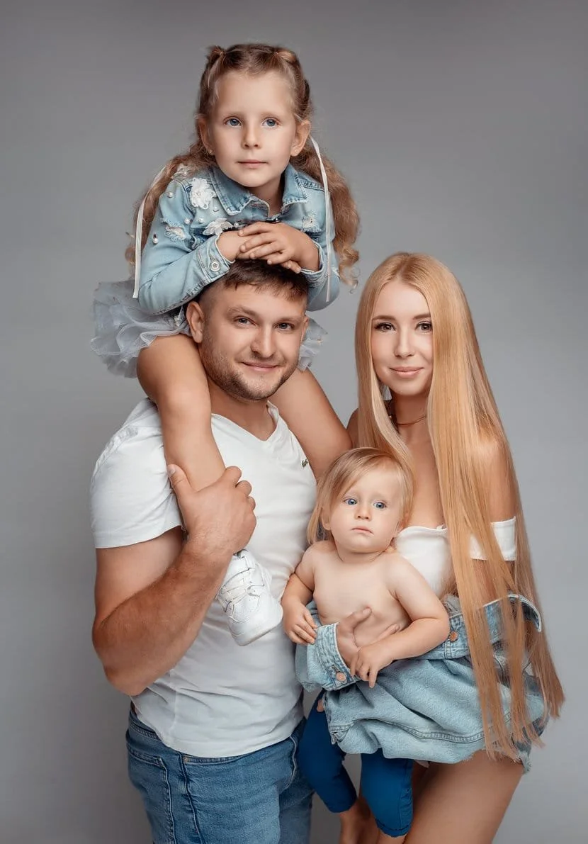 Family portrait session with family of four studio portrait in Chicago - Filaneyka photo studio