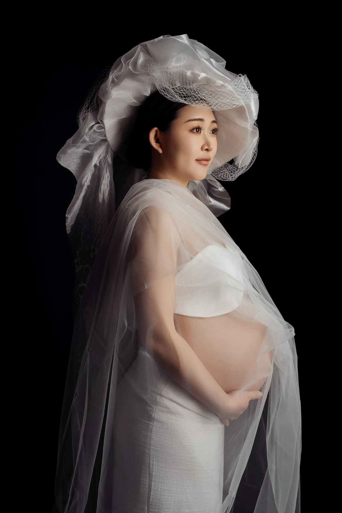 Prenatal photography session with pregnant bride in white veil in Chicago - Filaneyka photo studio