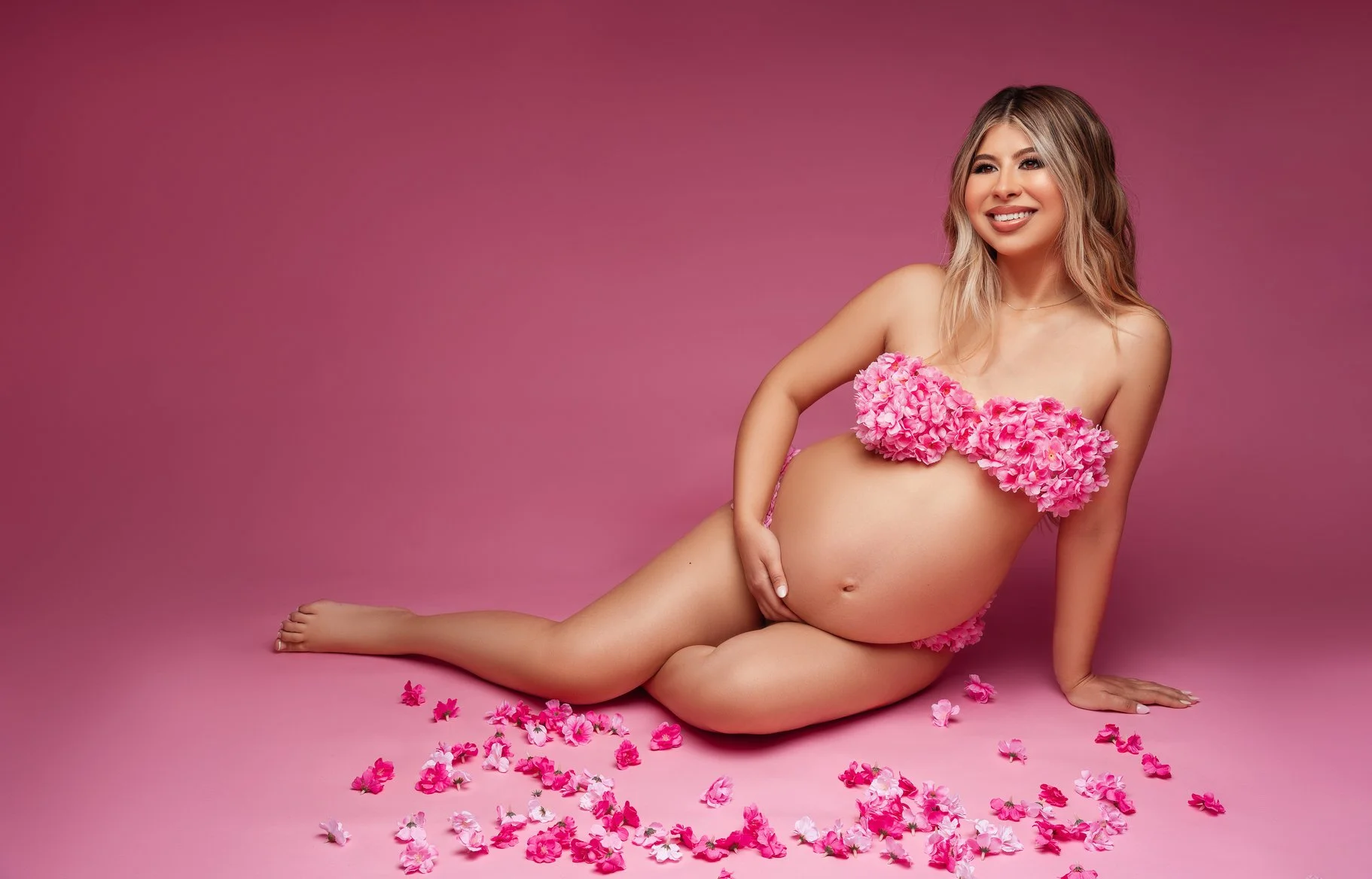 Prenatal photography session with pink petals maternity shoot smiling in Chicago - Filaneyka photo studio