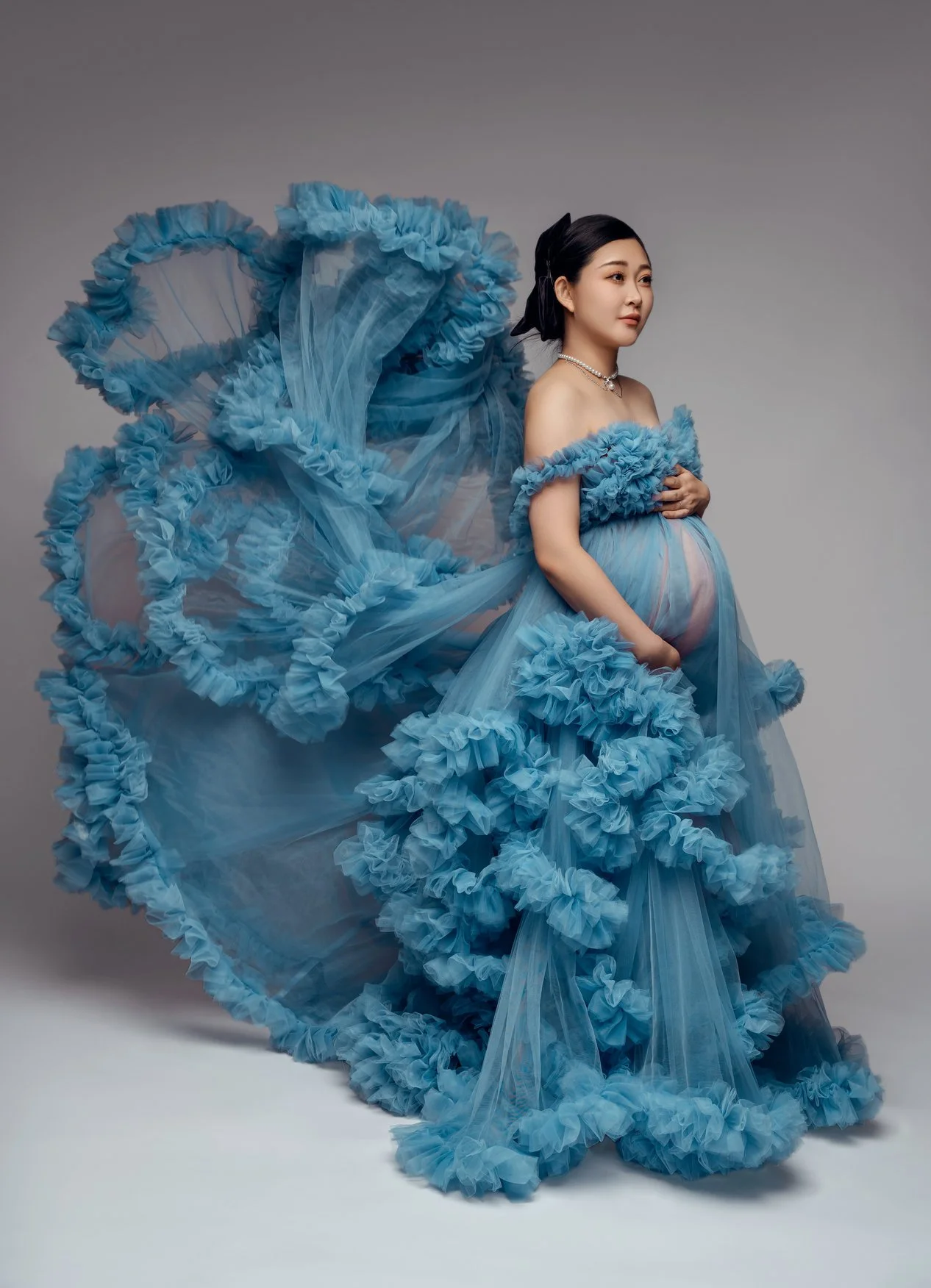 Prenatal photography session with blue ruffled tulle maternity gown in Chicago - Filaneyka photo studio