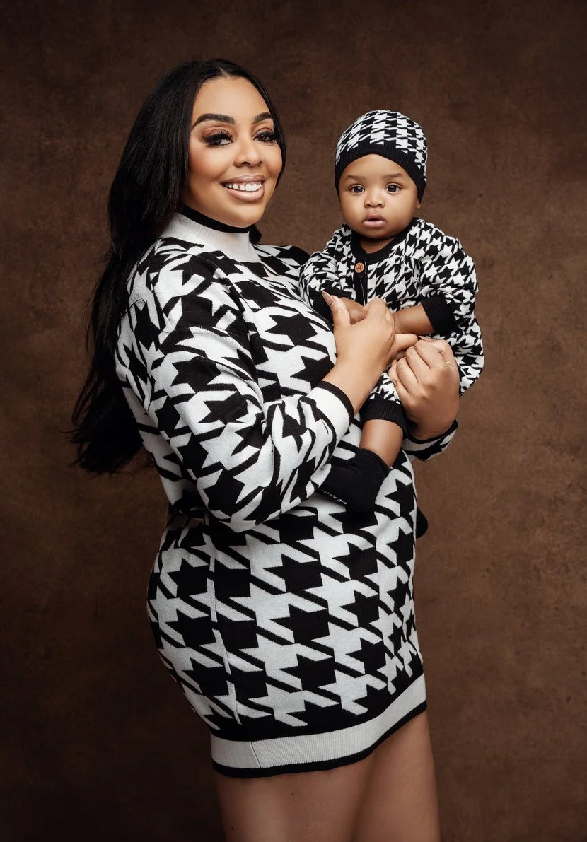 Family portrait session with mom and baby in matching houndstooth in Chicago - Filaneyka photo studio