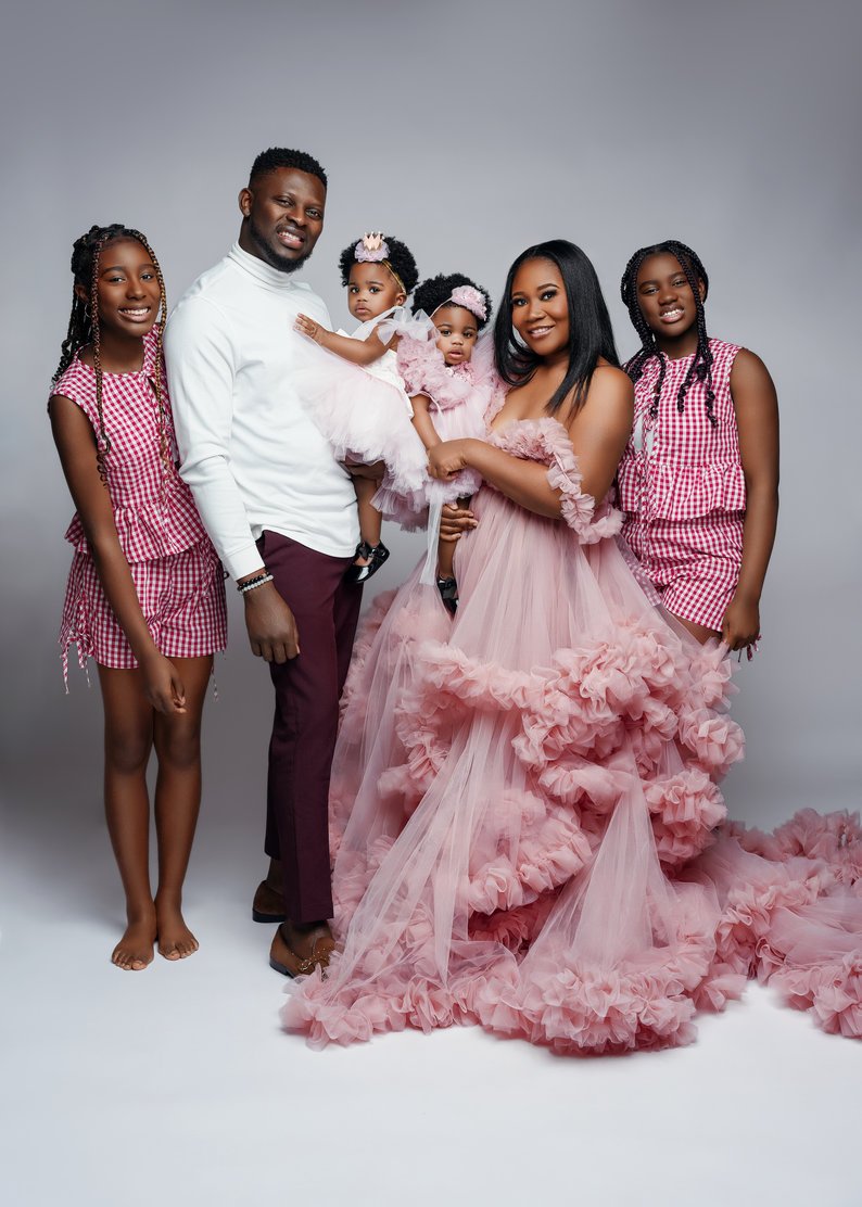 Family photo session with family of five in pink coordinated outfits in Chicago - Filaneyka photo studio