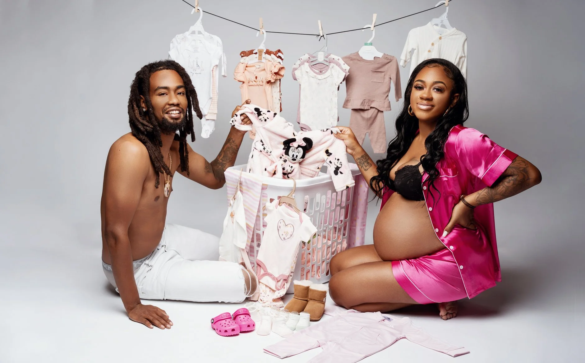 Maternity portrait session with couple with baby gender reveal in Chicago - Filaneyka photo studio