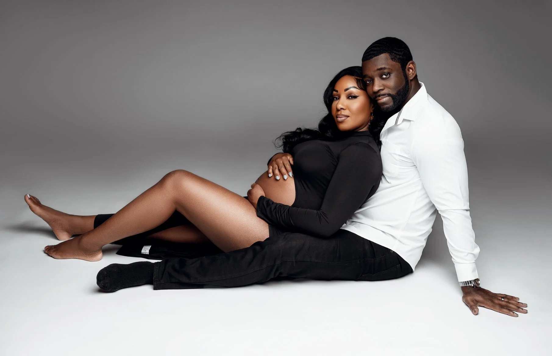 Maternity photoshoot with couples elegant maternity portrait in Chicago - Filaneyka photo studio