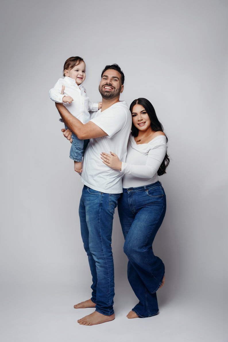 Family photography with family of three in casual jeans in Chicago - Filaneyka photo studio