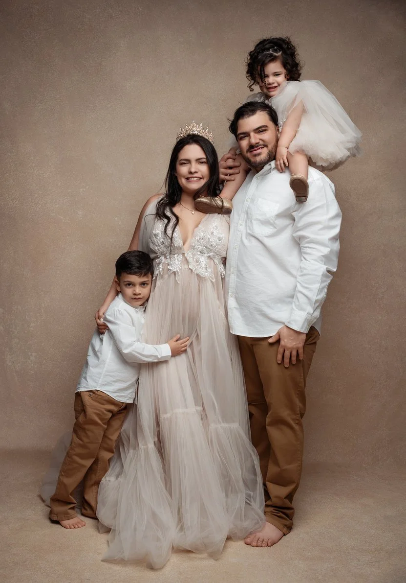 Family photography with family of four with maternity tulle gown in Chicago - Filaneyka photo studio