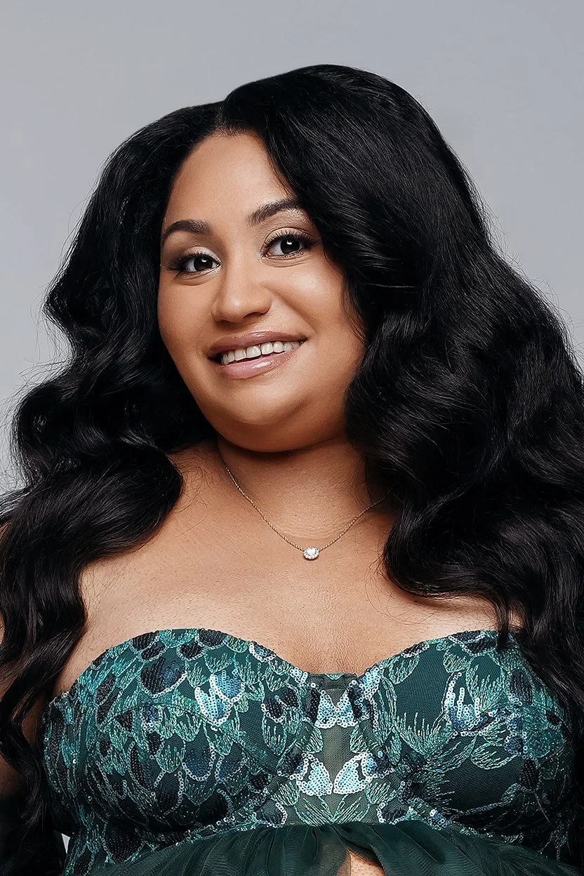 Glam session with smiling woman in green lace in Chicago - Filaneyka photo studio