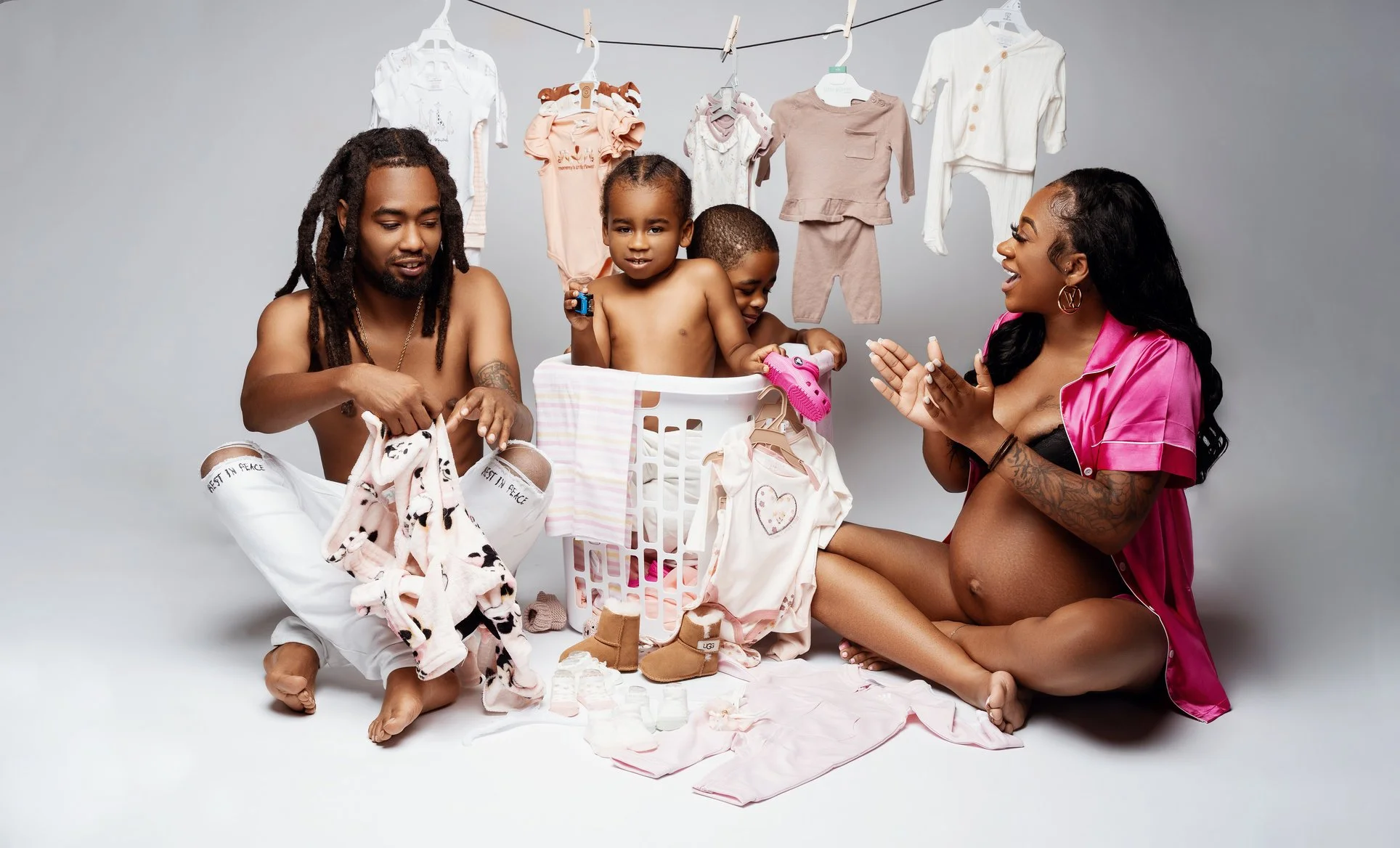 Maternity portrait session with family with toddler and baby clothes in Chicago - Filaneyka photo studio