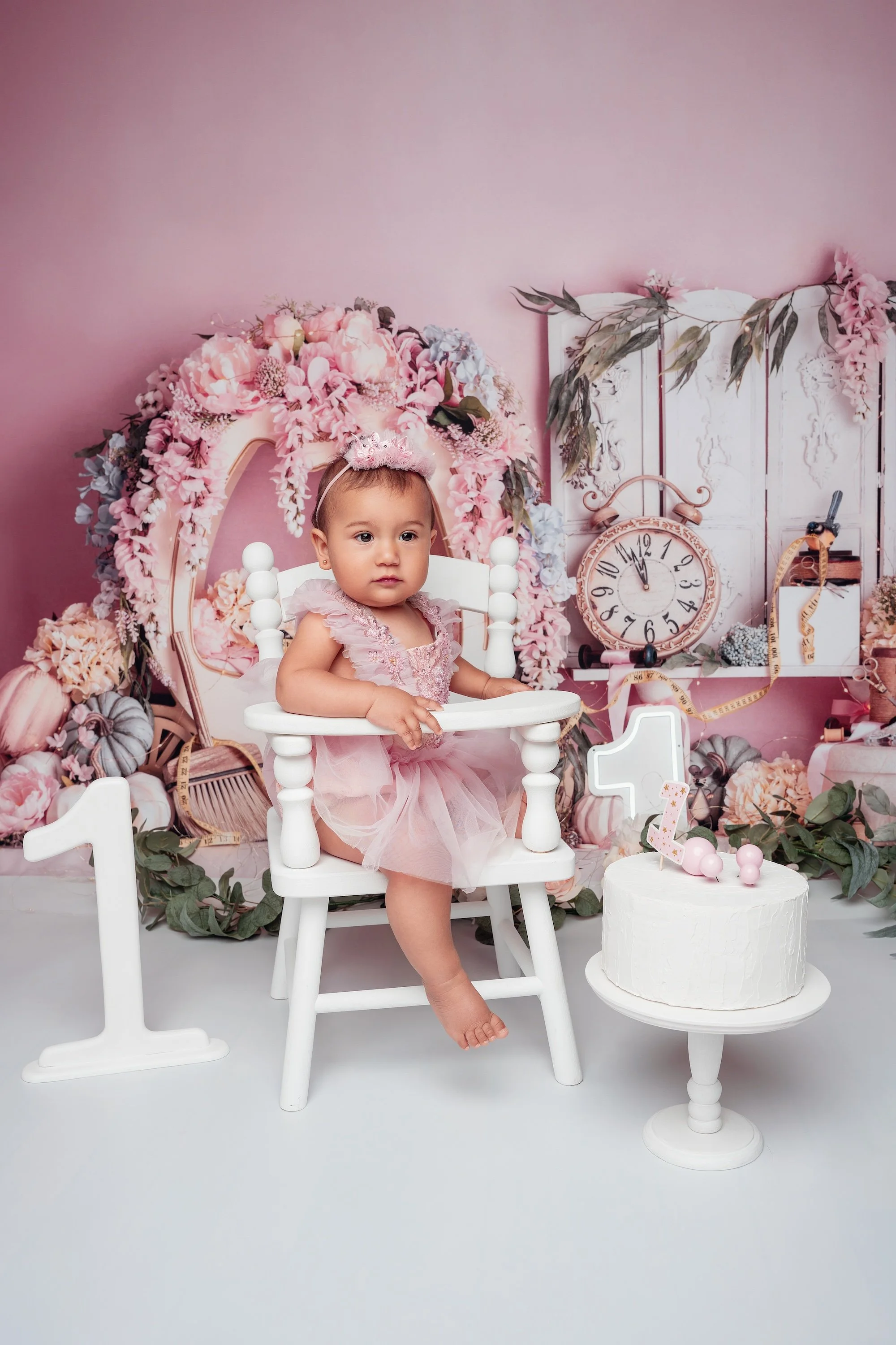 Cake smash session with baby girl in chair for first birthday in Chicago - Filaneyka photo studio