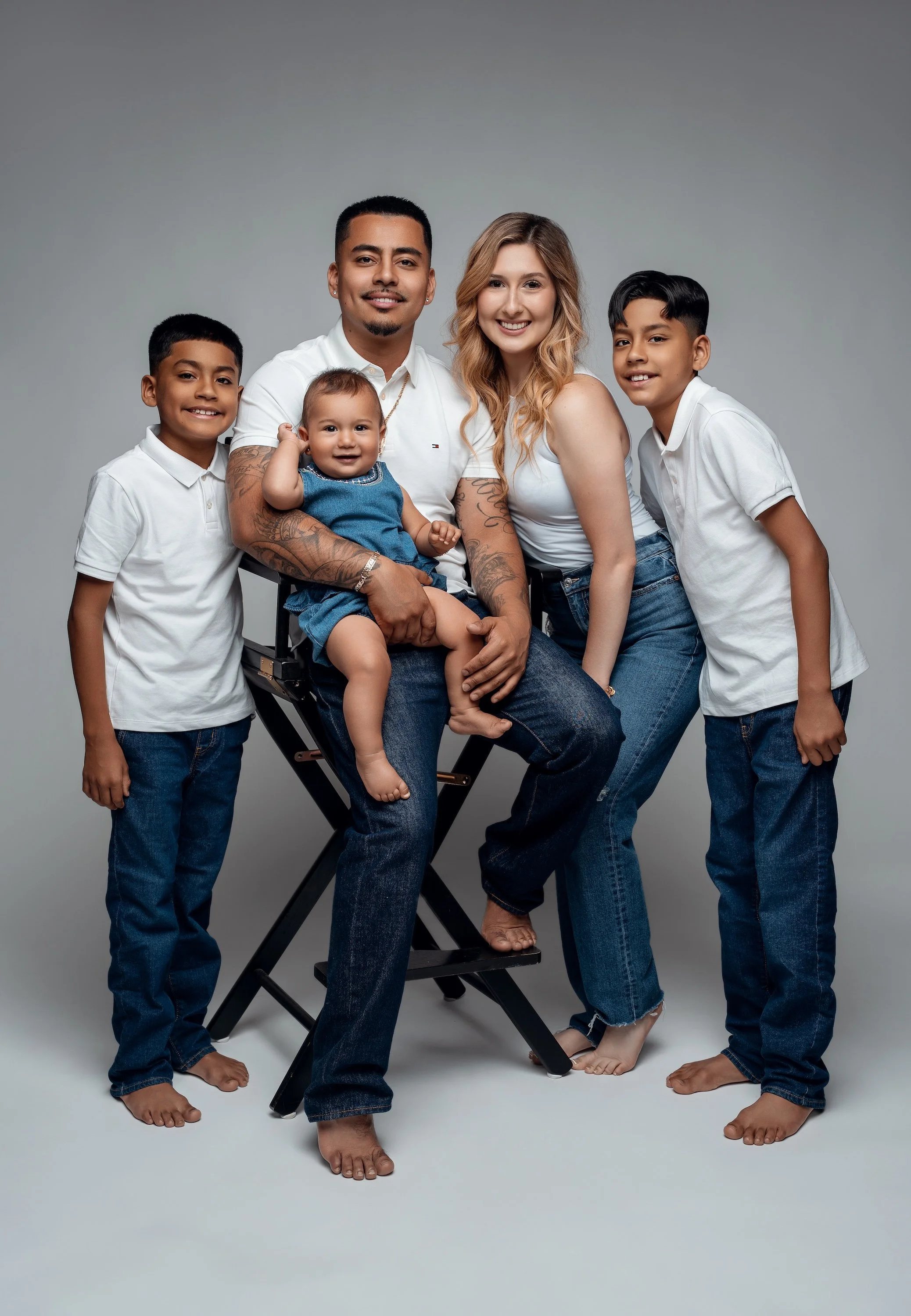 Family photoshoot with family of five in white tops and jeans in Chicago - Filaneyka photo studio