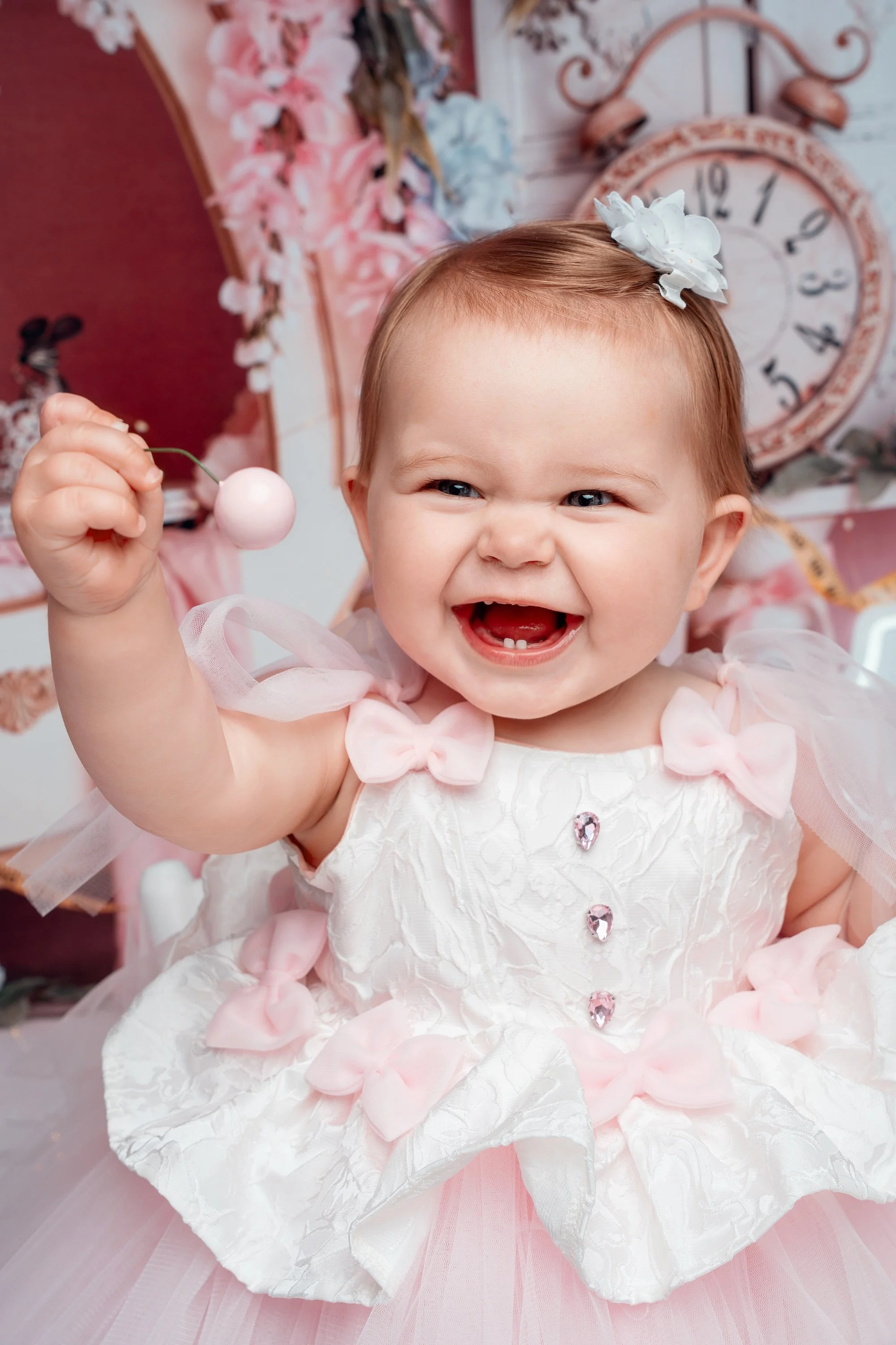 Family photoshoot with baby girl laughing with pink bows in Chicago - Filaneyka photo studio