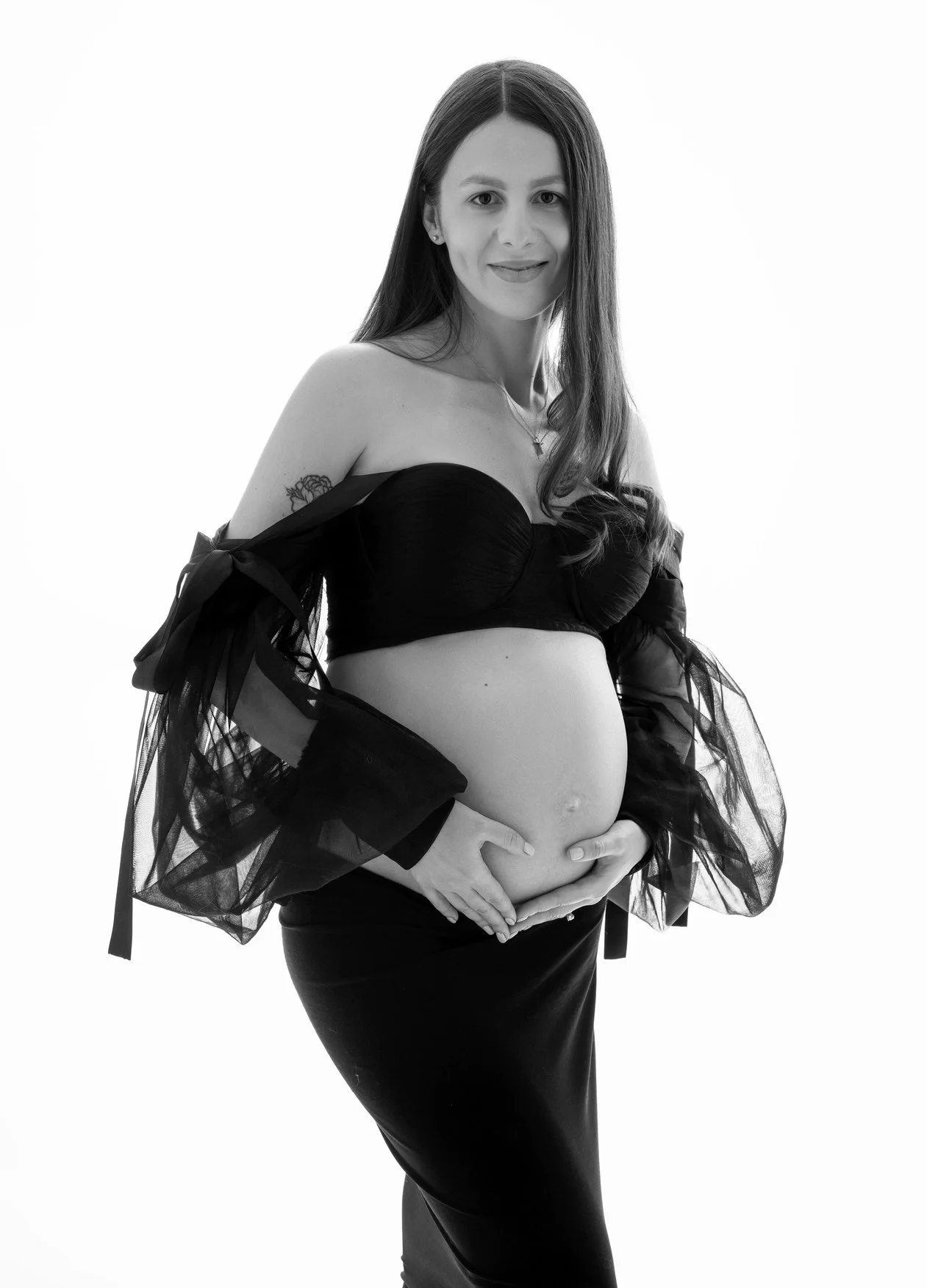 Maternity photoshoot with black and white bump photo in Chicago - Filaneyka photo studio