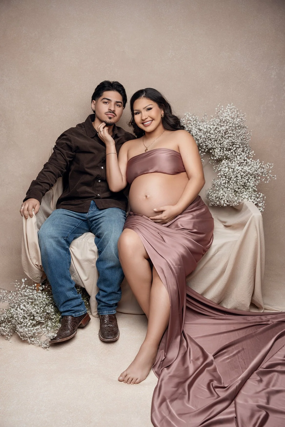 Maternity photoshoot with couples maternity with flowers in Chicago - Filaneyka photo studio